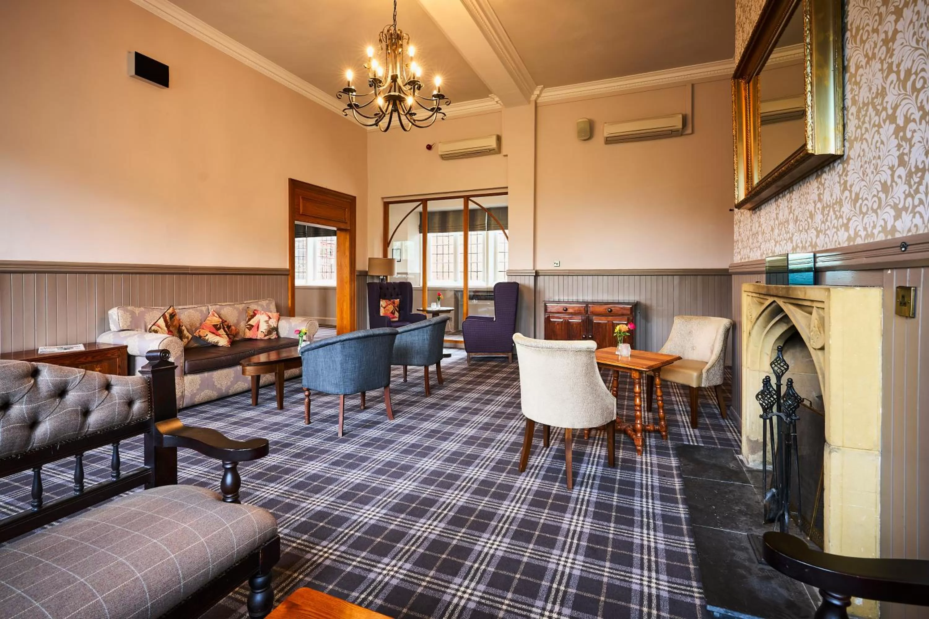 Lounge or bar in Stirling Highland Hotel- Part of the Cairn Collection