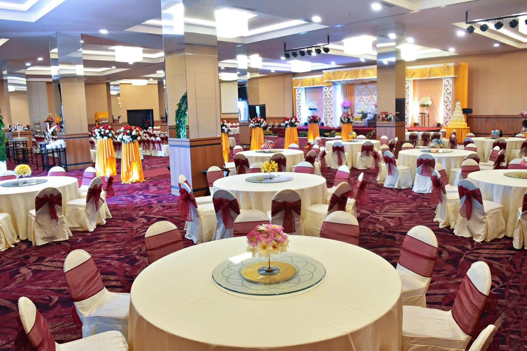 Restaurant/places to eat in Platinum Hotel & Convention Hall Balikpapan