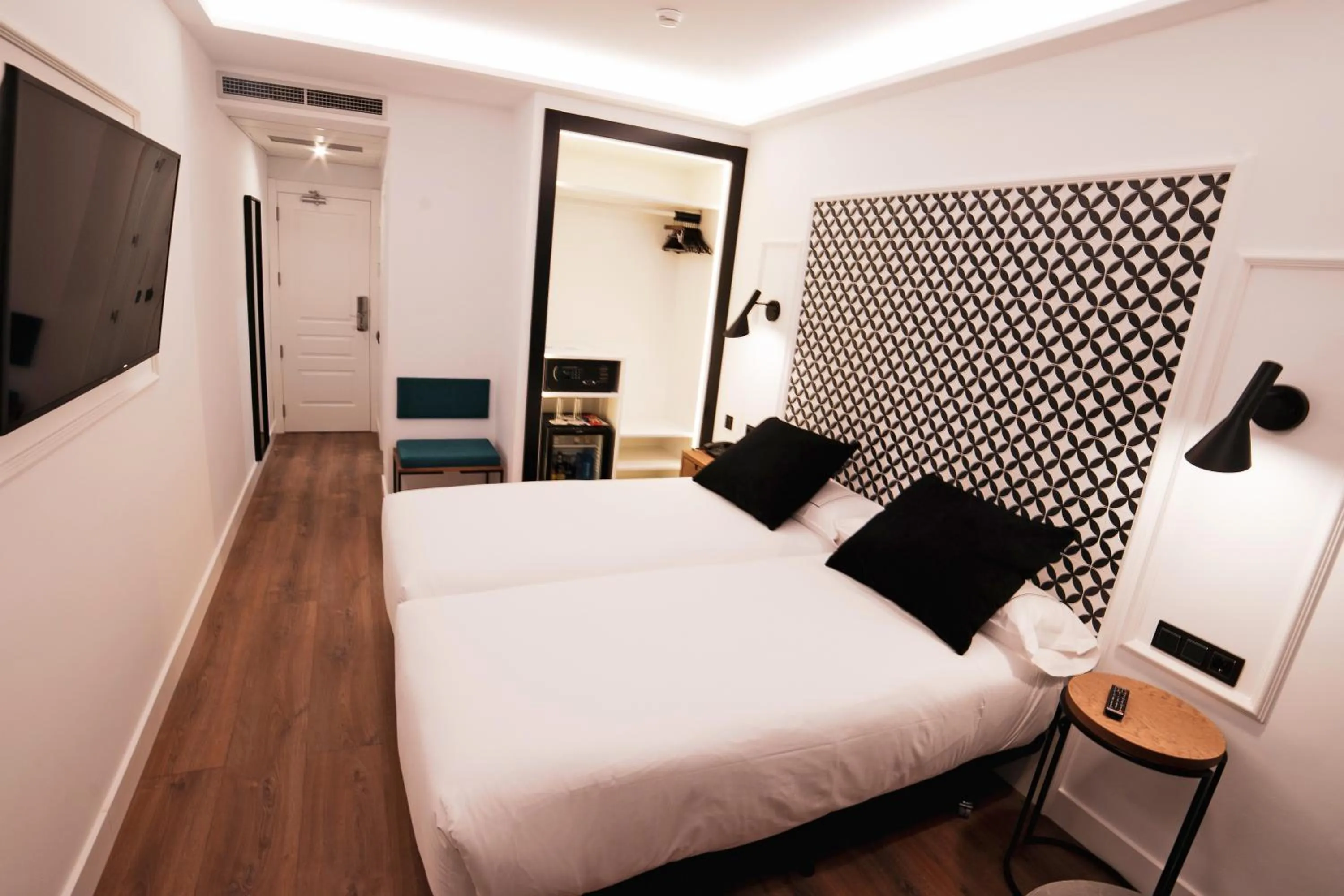 Photo of the whole room, Bed in Hotel Colón Plaza