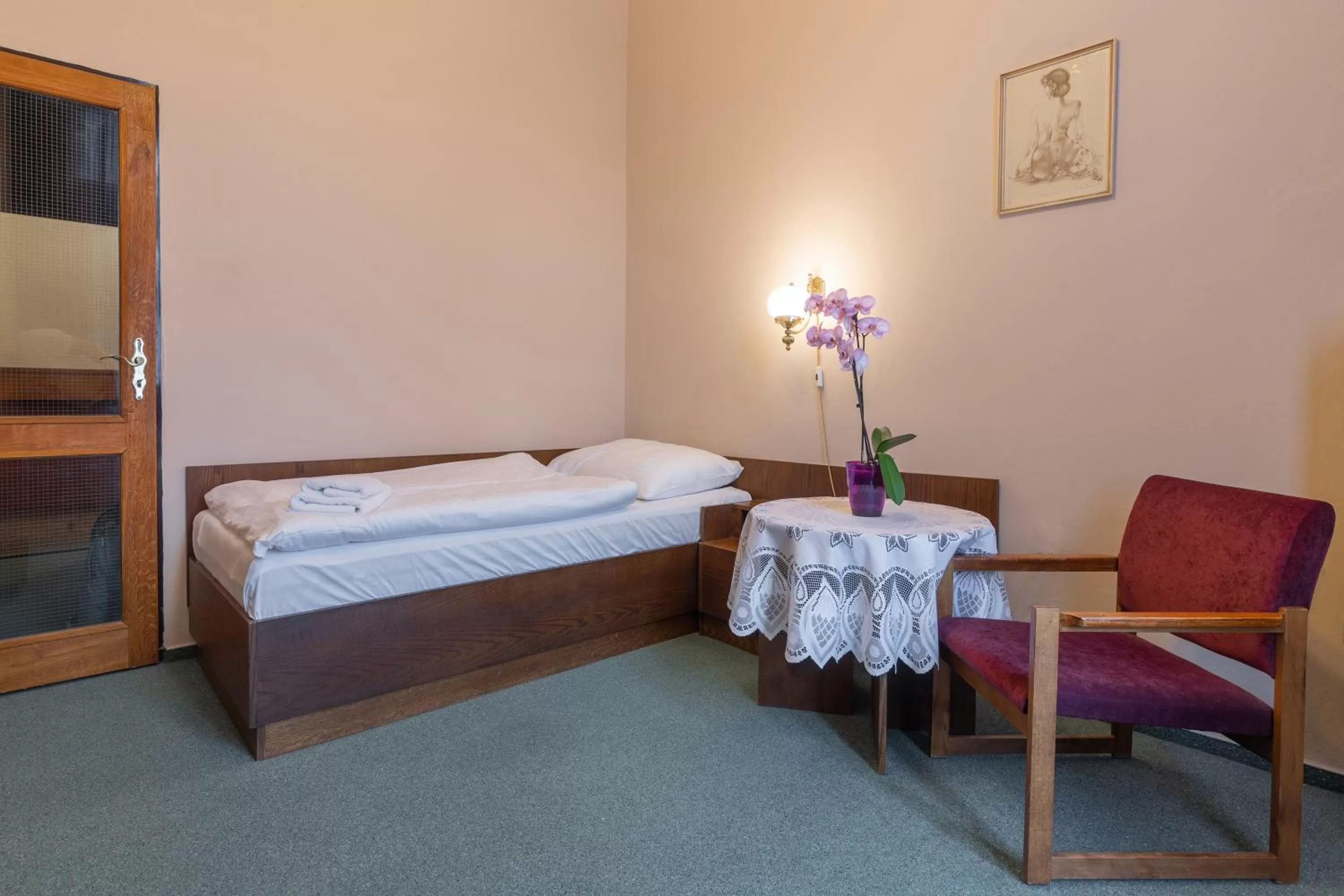 Property building, Bed in Hotel Slovan Plzeň
