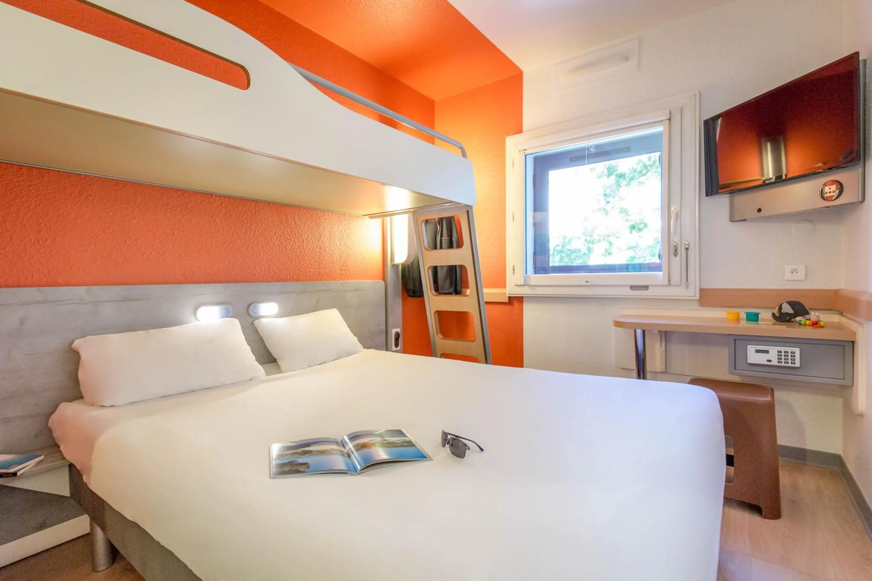 Bedroom, Bed in Ibis Budget Marseille Timone