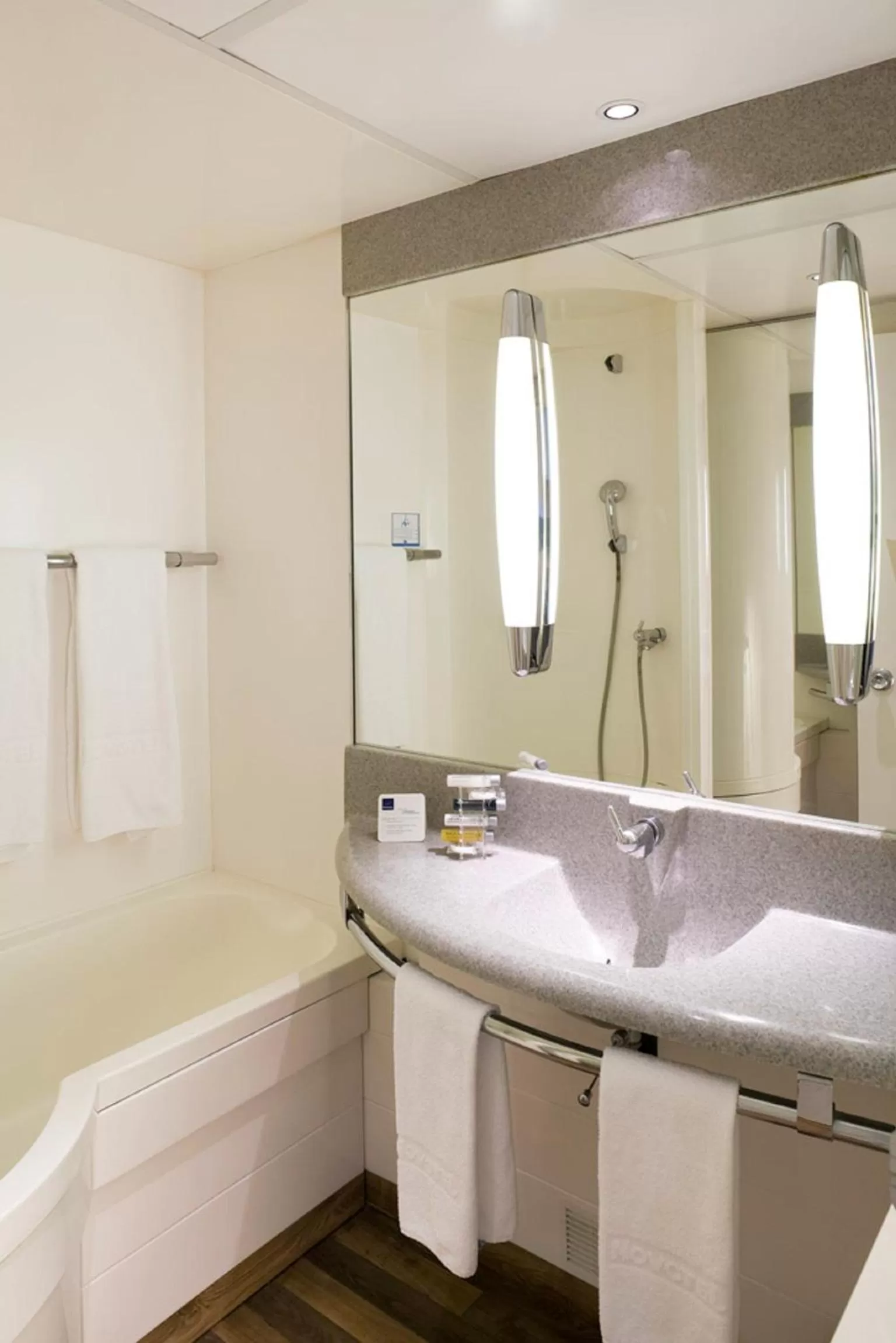 Bathroom in Novotel Amiens Pôle Jules Verne