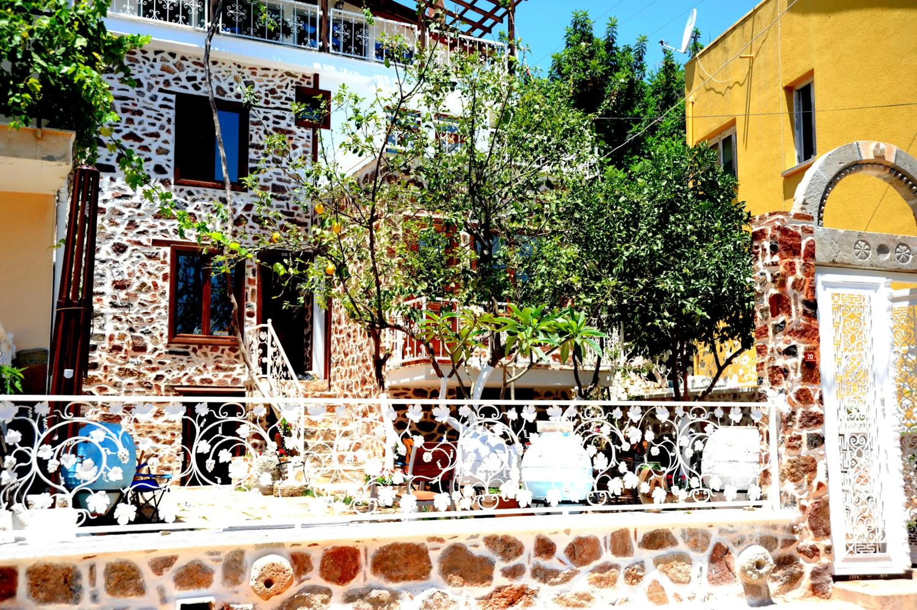 Facade/entrance in Lemon Villa Hotel