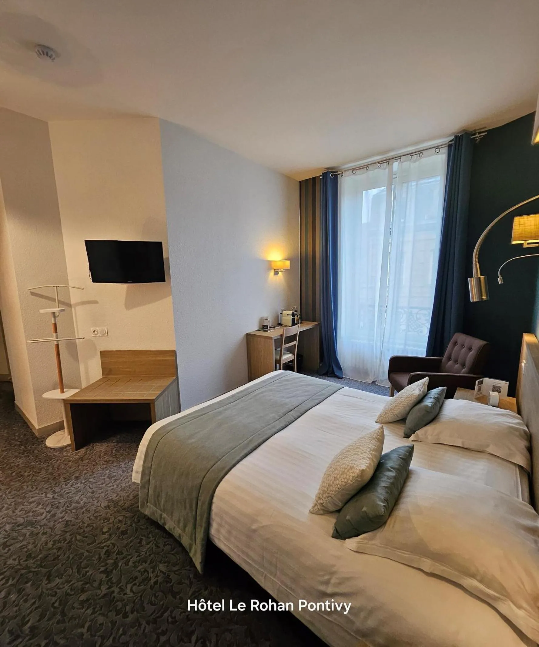 Guests, Bed in Hôtel Le Rohan Charme et Caractère