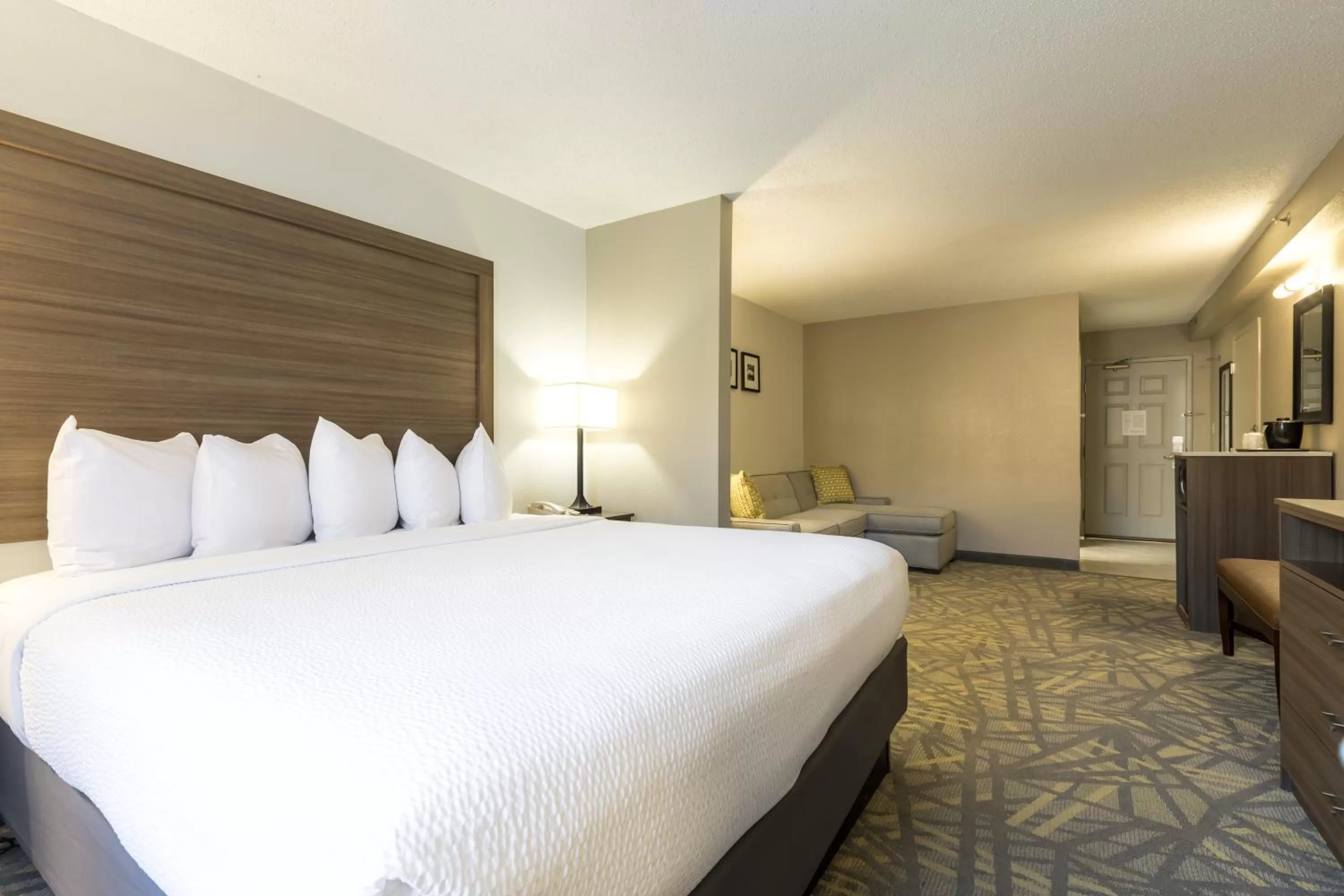 Bedroom, Bed in Country Inn & Suites by Radisson Asheville Downtown Tunnel Road