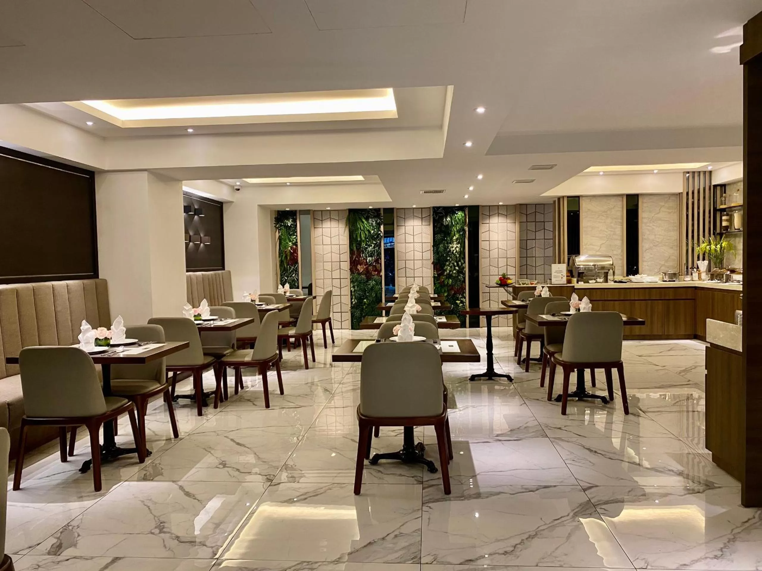 Restaurant/Places to Eat in UpTown Hotel