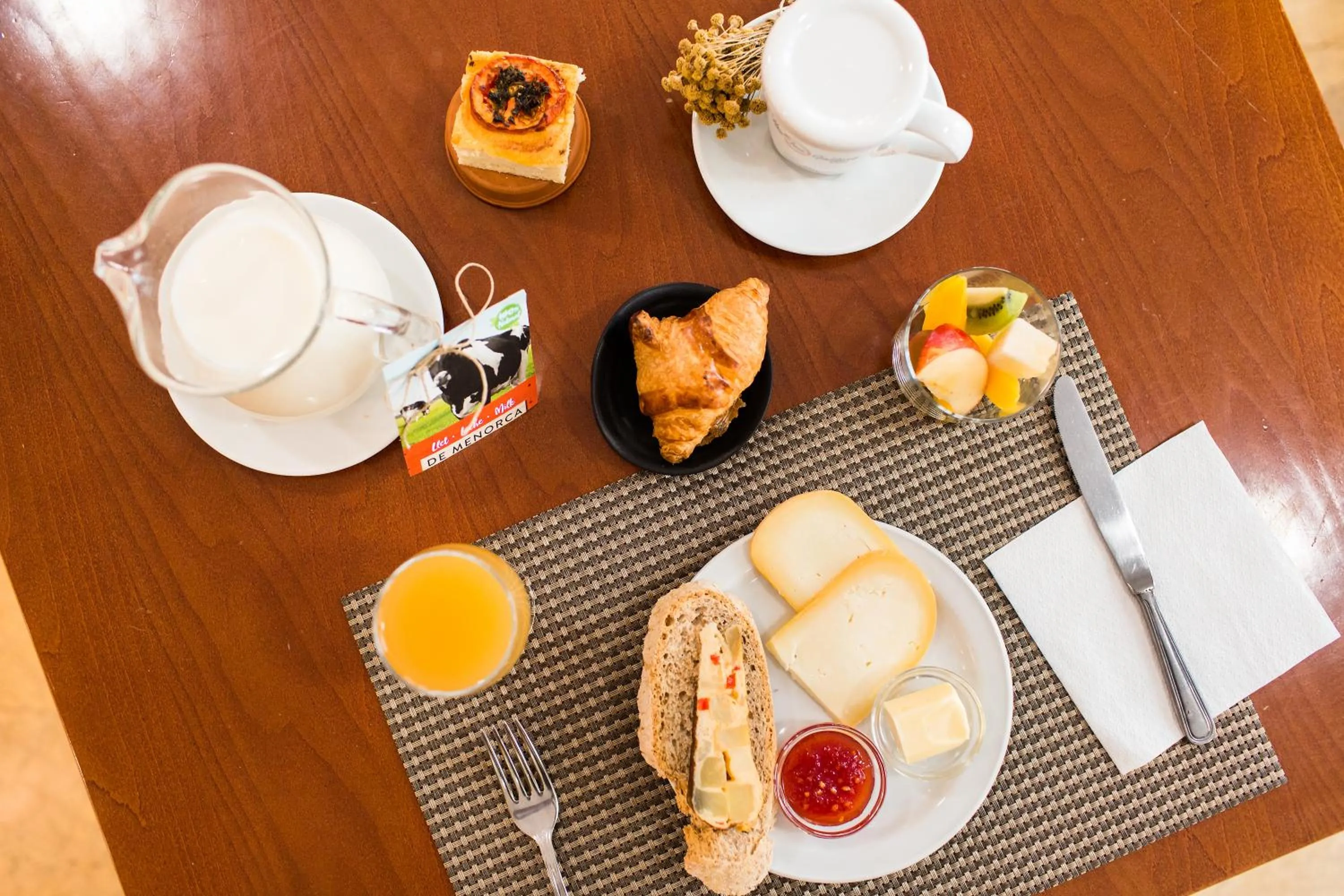 Food and drinks in Sagitario Hostal Ciutadella