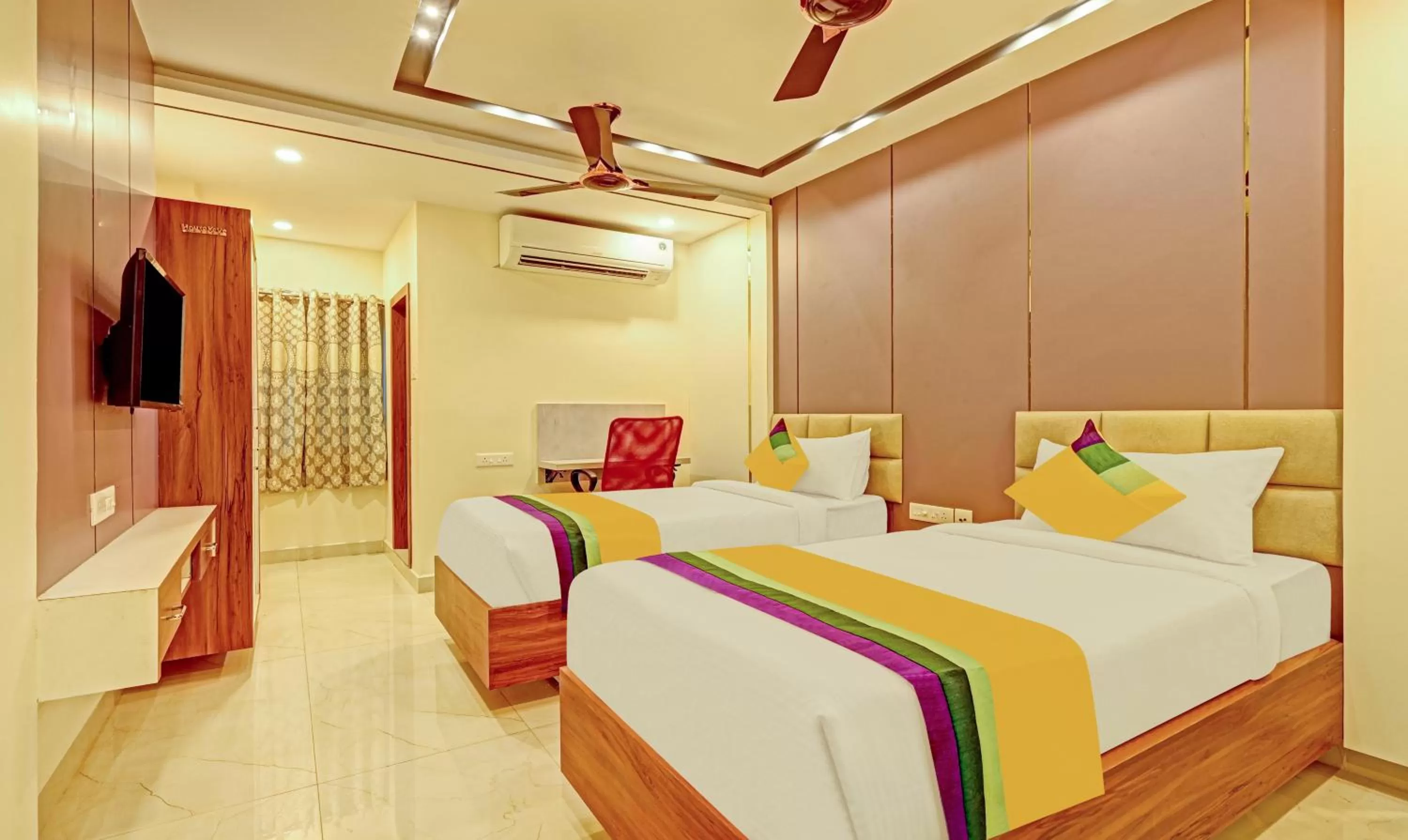 Bedroom, Bed in Itsy Hotels Sri Sai Grand Inn