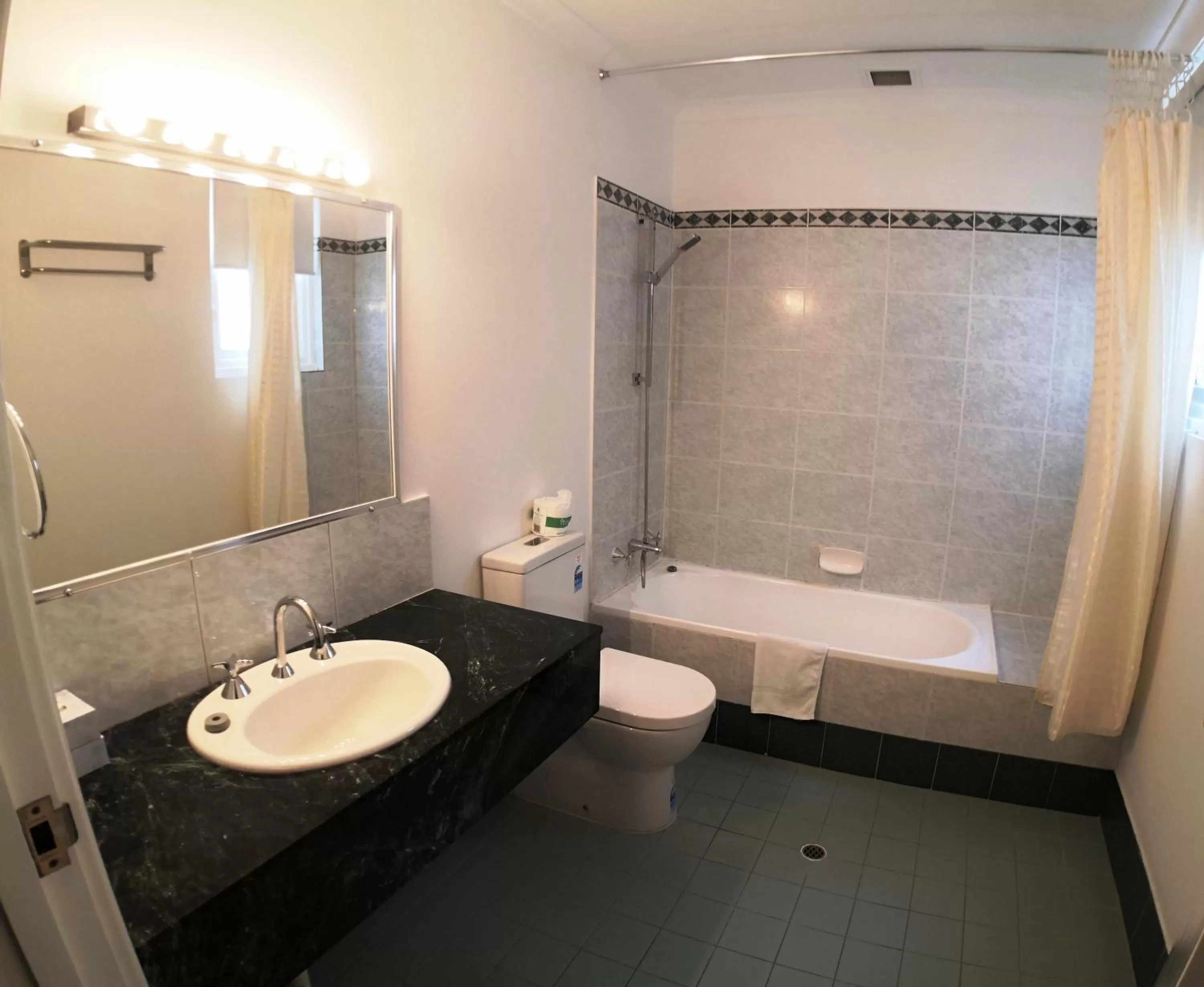 Shower in Criterion Hotel Perth