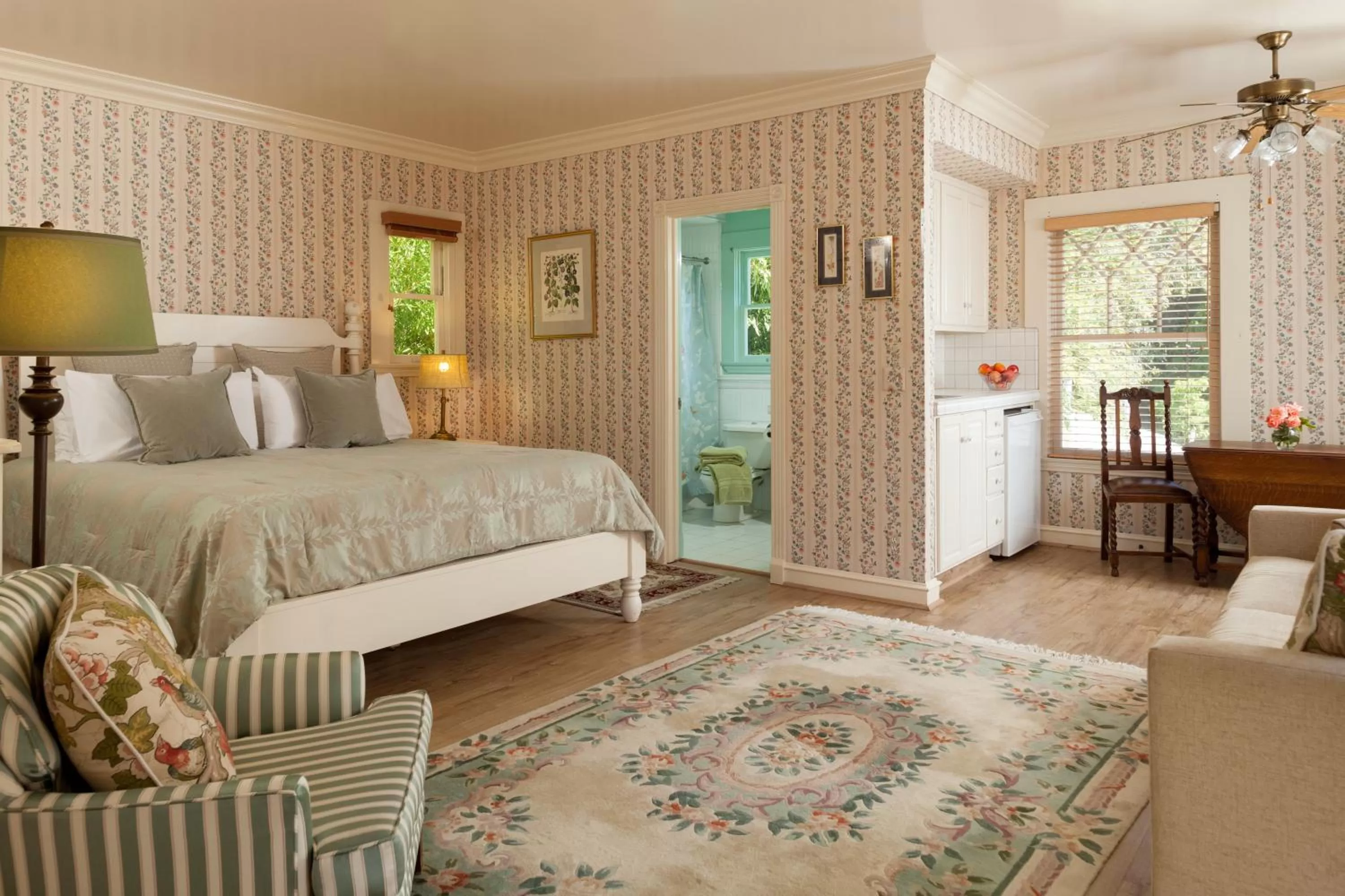 Photo of the whole room, Bed in Cheshire Cat Inn & Cottages