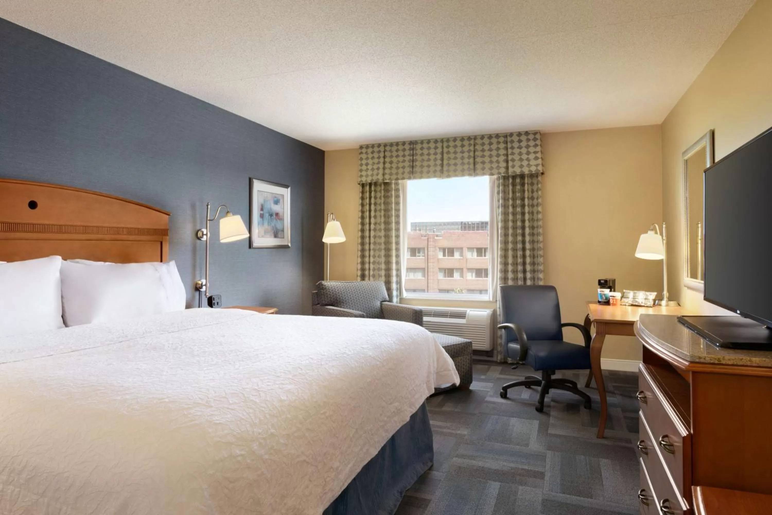 Bedroom, Bed in Hampton Inn New York - LaGuardia Airport