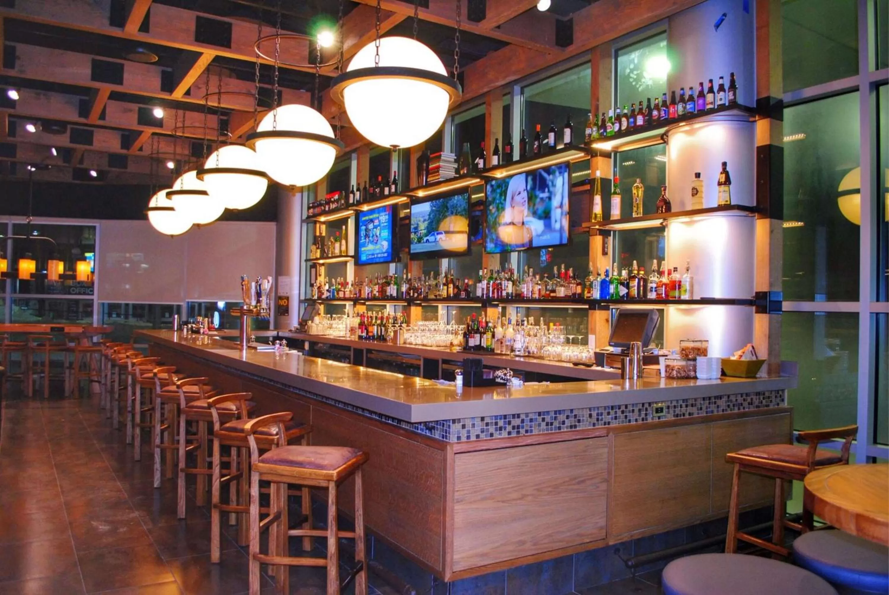 Lounge or bar in DoubleTree by Hilton Hotel Reading