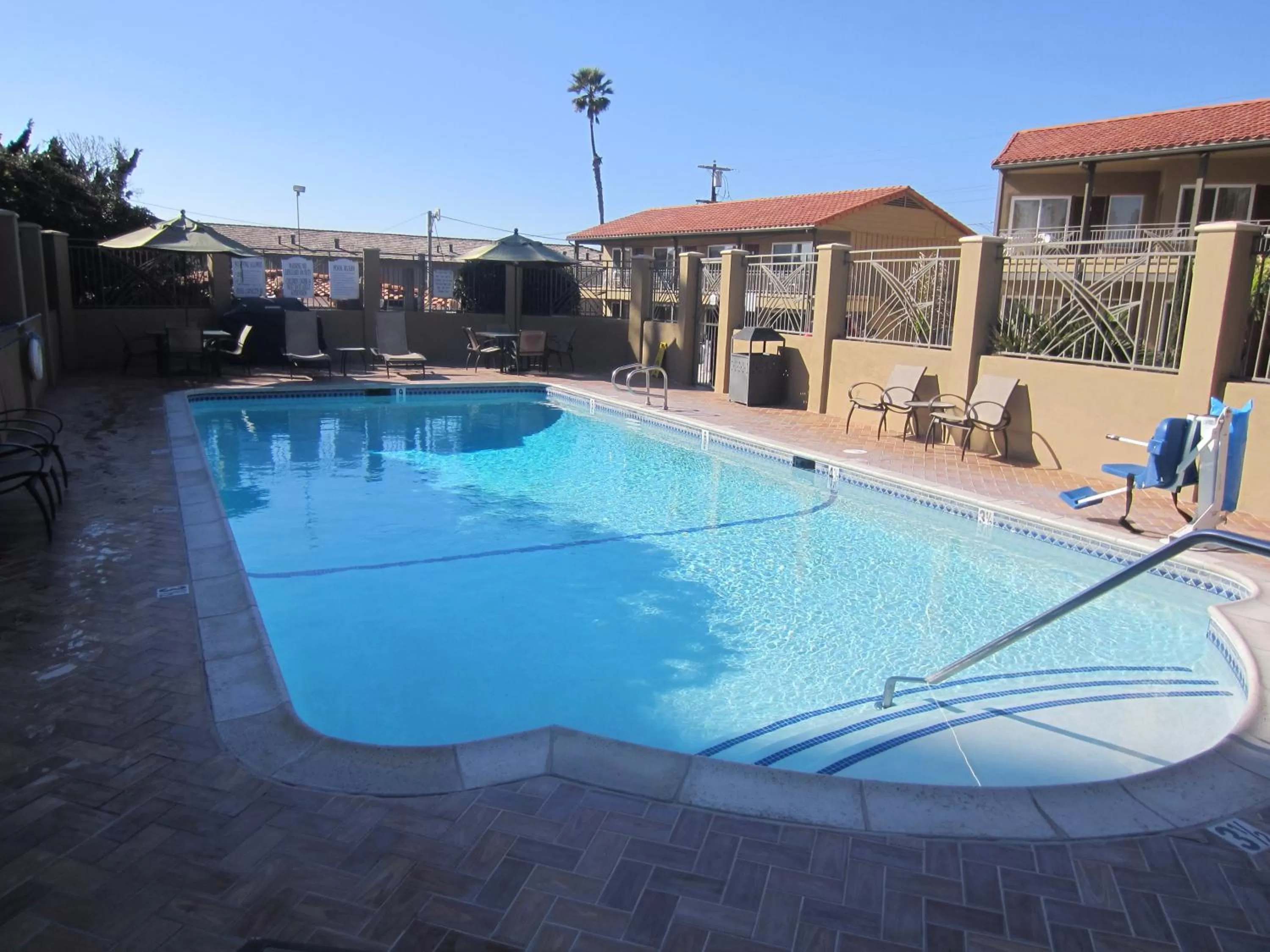Swimming pool in Pacific Shores Inn