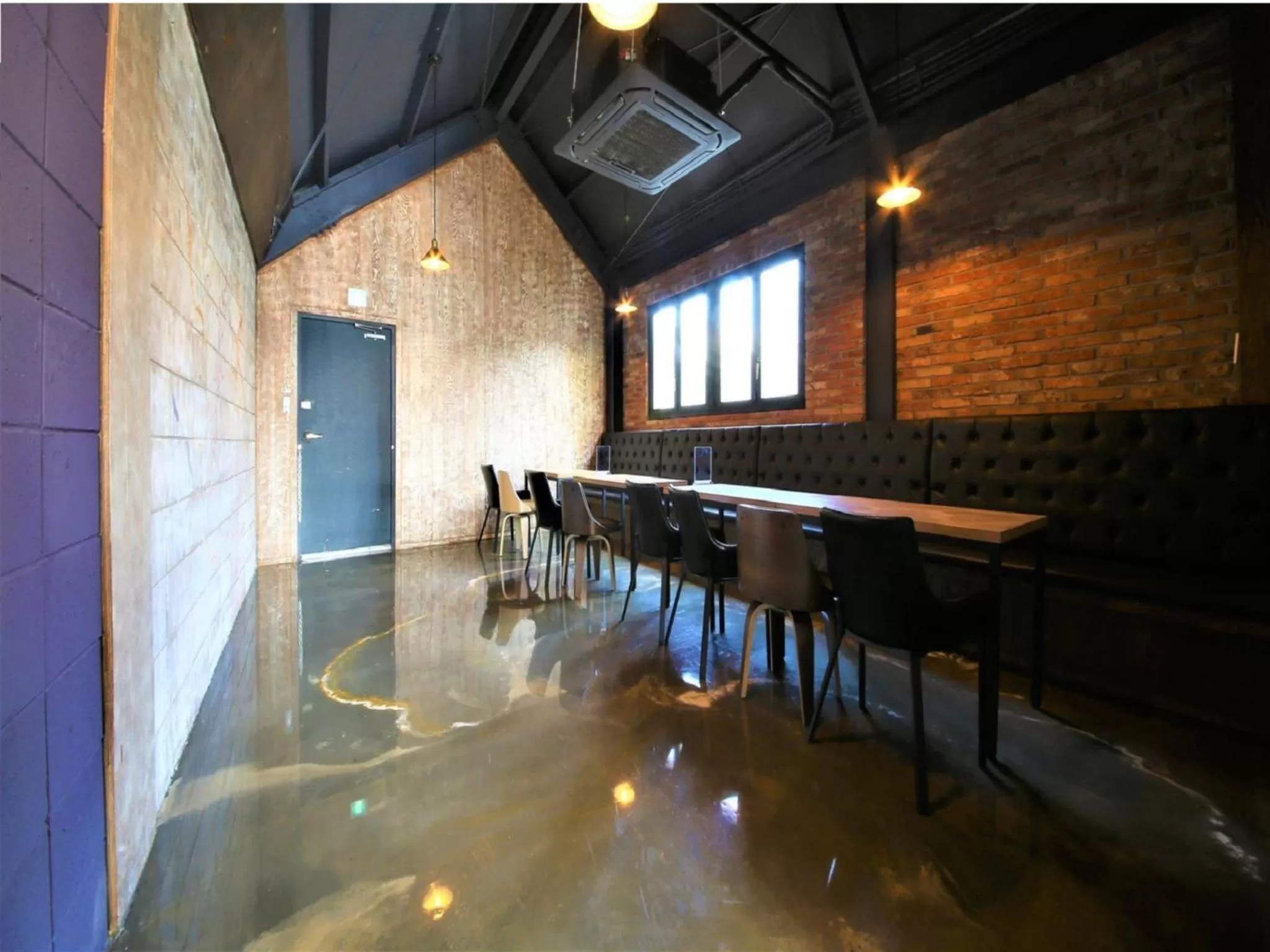 Restaurant/places to eat in Elysee Hotel