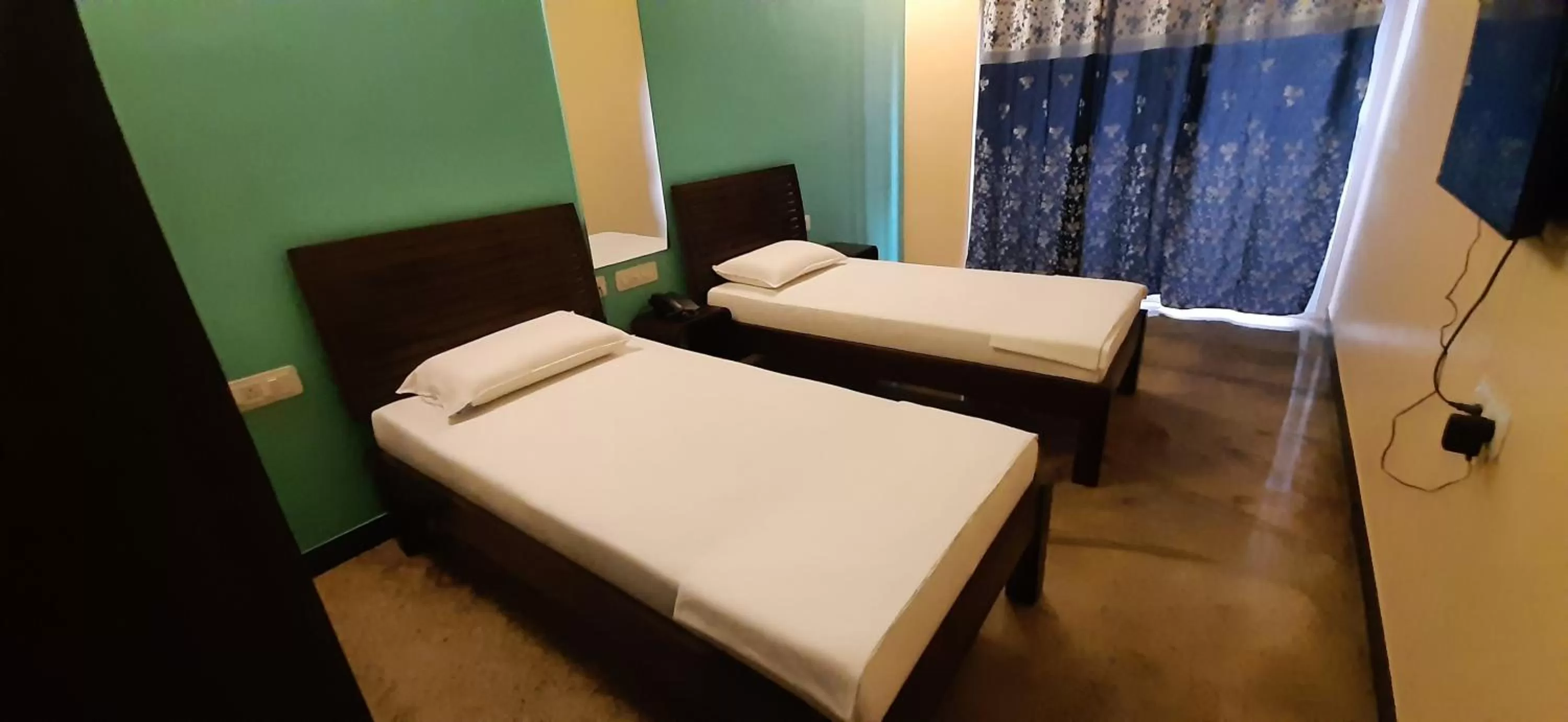 Photo of the whole room, Bed in Chandru De Green