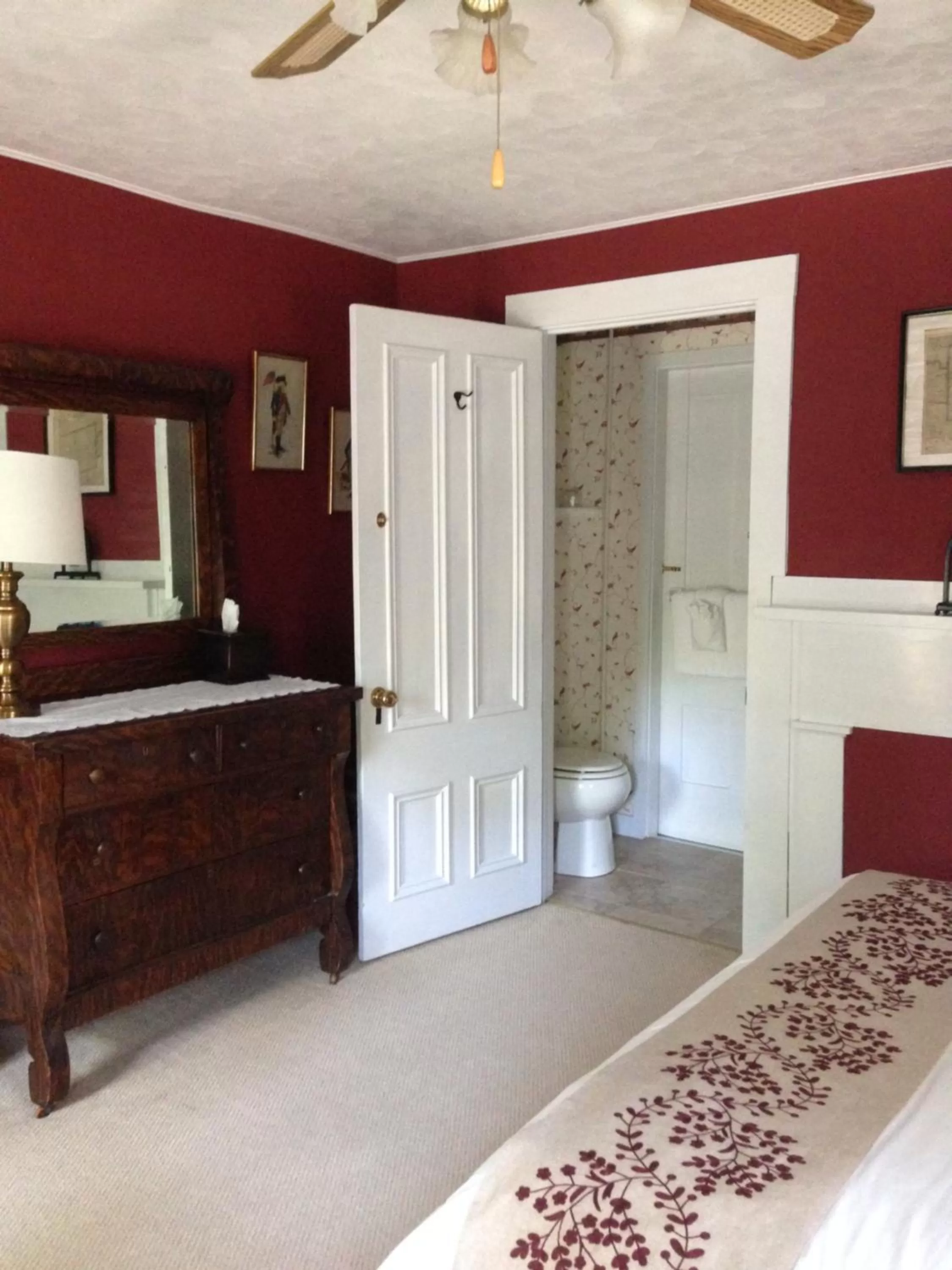 Bed in Benjamin Prescott Inn