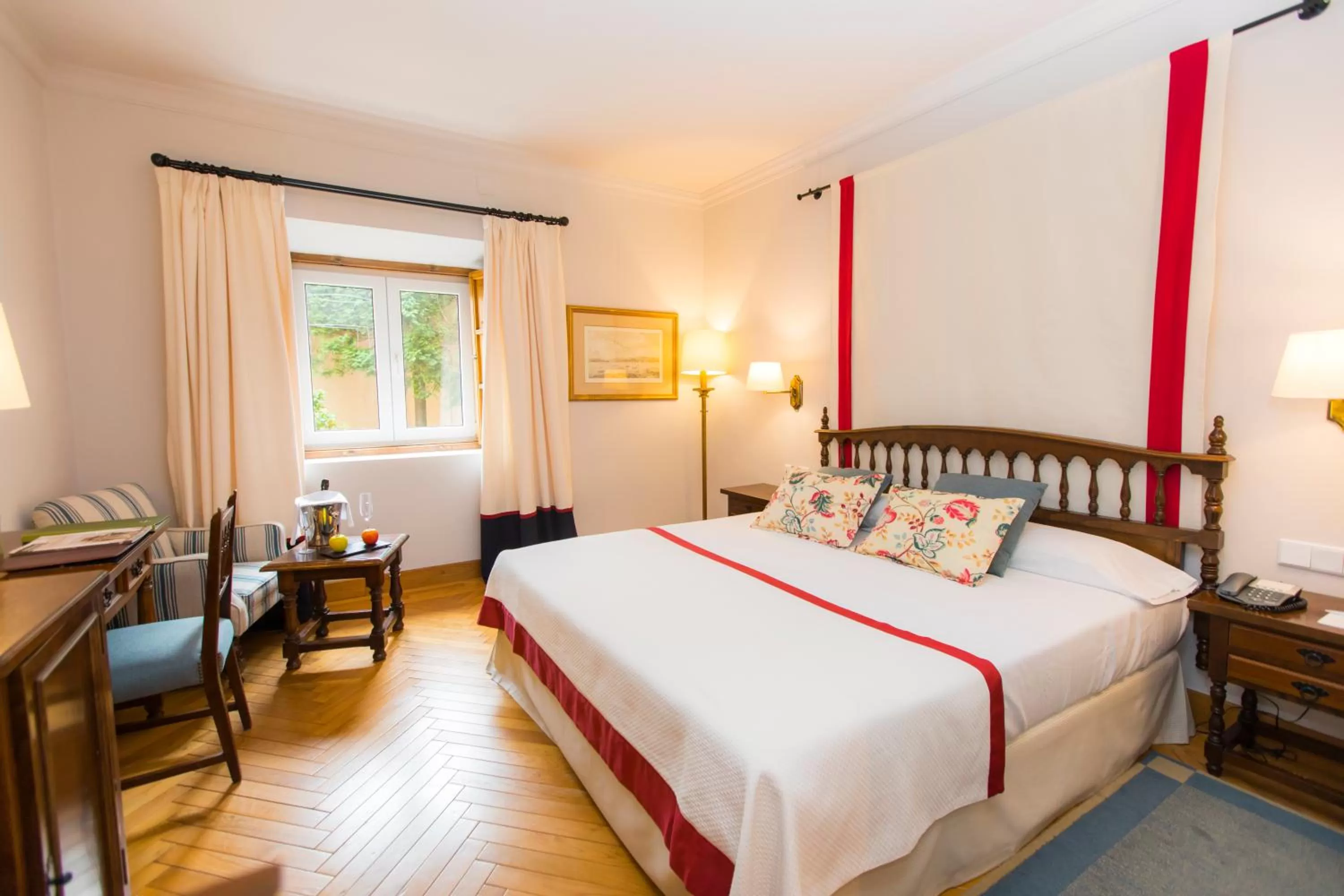 Photo of the whole room, Bed in Parador de Ribadeo