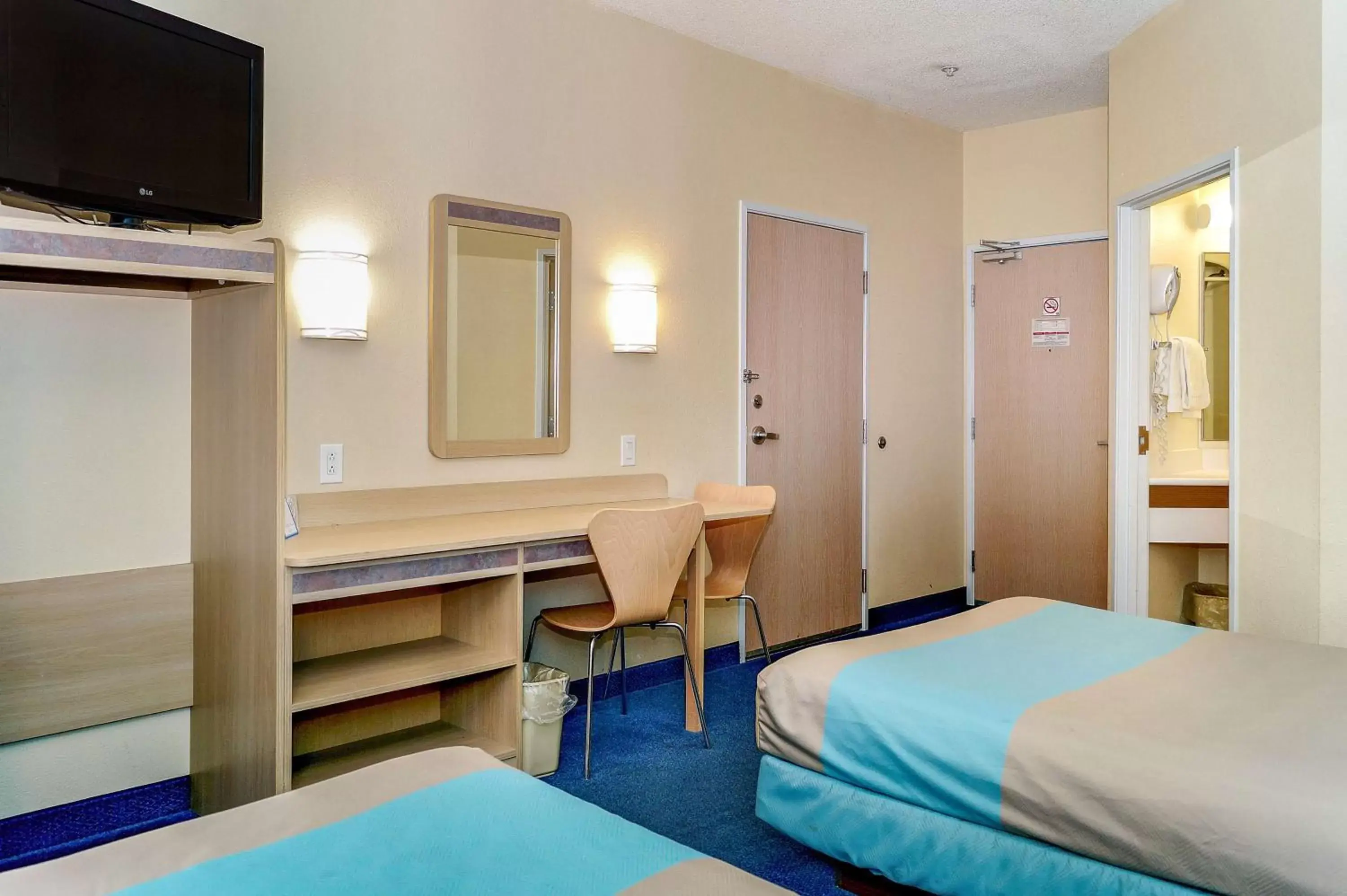 Quadruple Room - Non-Smoking in Motel 6-Peterborough, ON Quadruple Room - Non-Smoking in Motel 6-Peterborough, ON