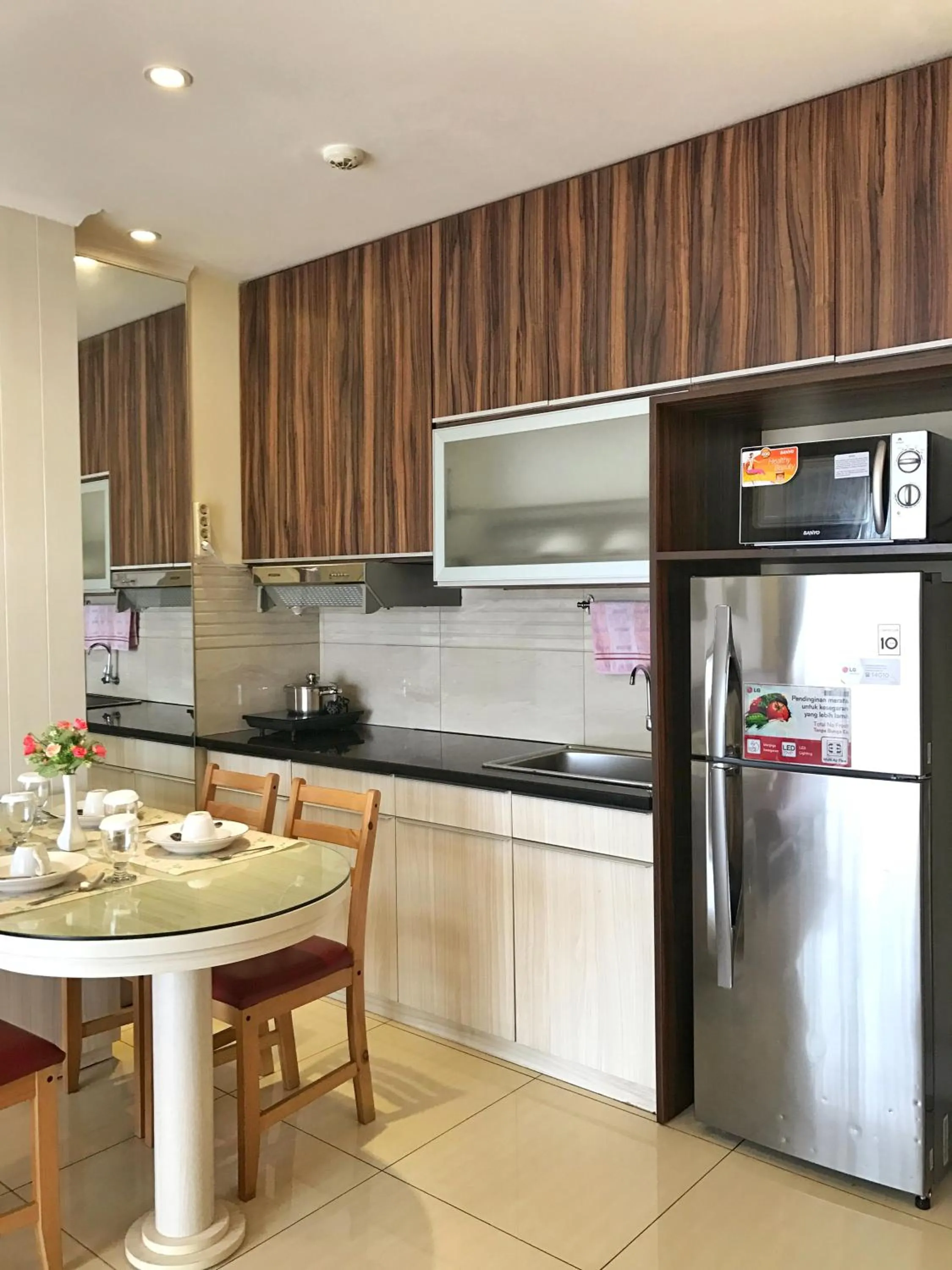Kitchen or kitchenette in Ravarine Suite Apartment