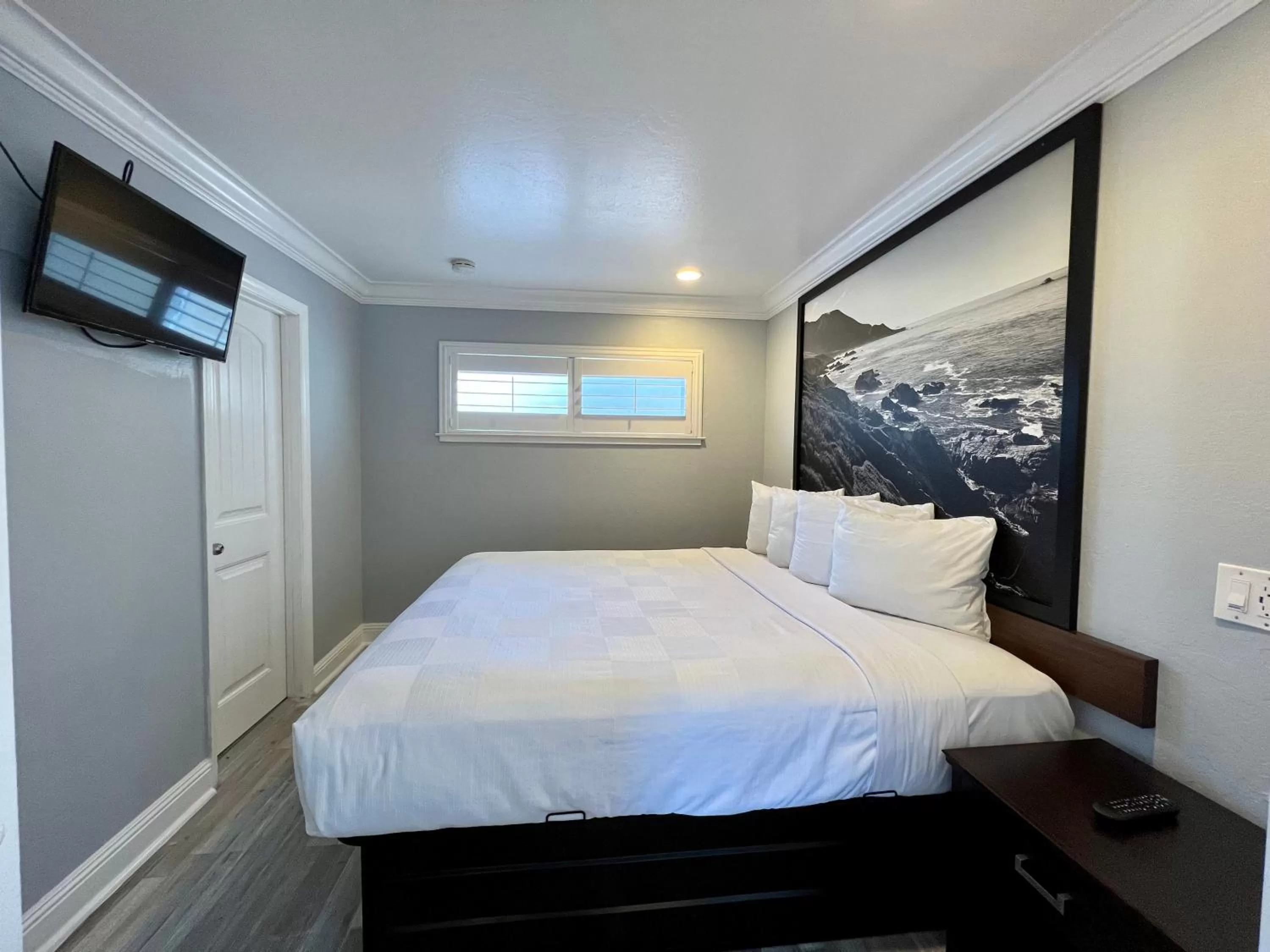 Bed in Aura Inn Monterey