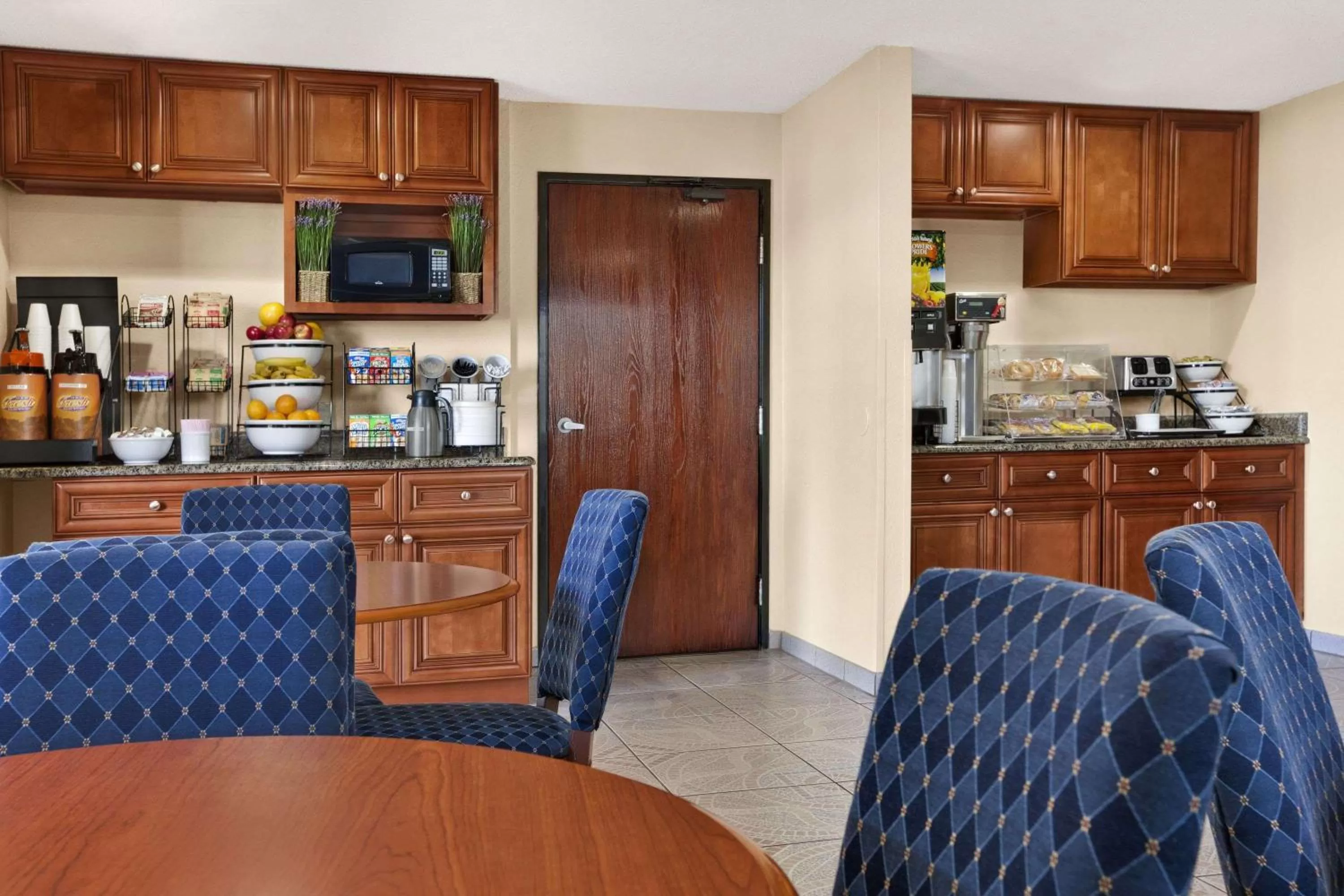 Restaurant/places to eat in Days Inn by Wyndham Orange Park/Jacksonville