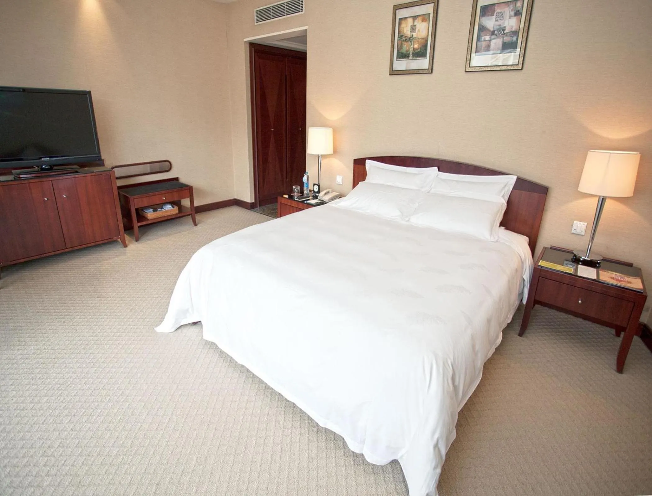 Bedroom in Parklane Hotel Changan