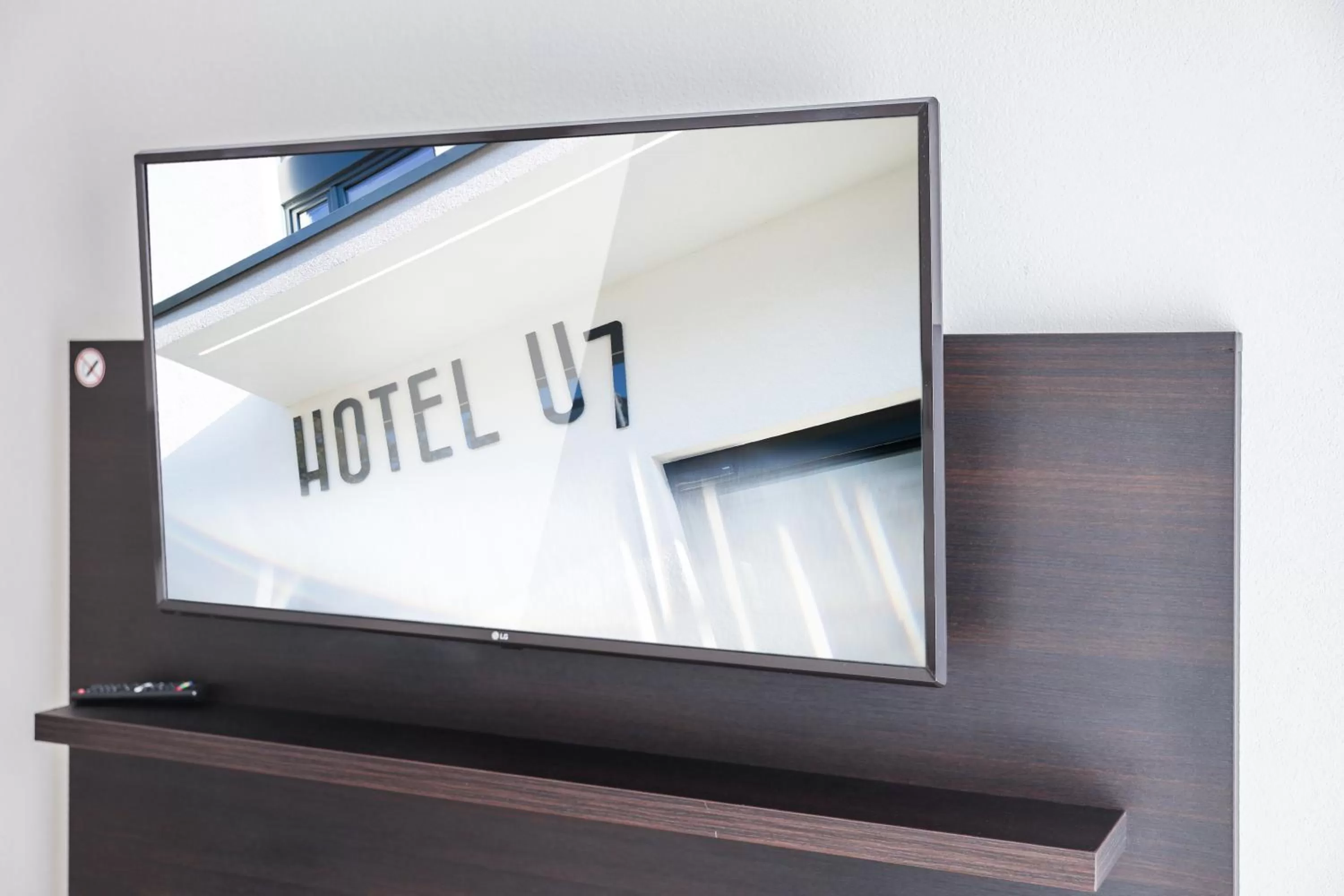TV and multimedia, TV/Entertainment Center in Hotel U7