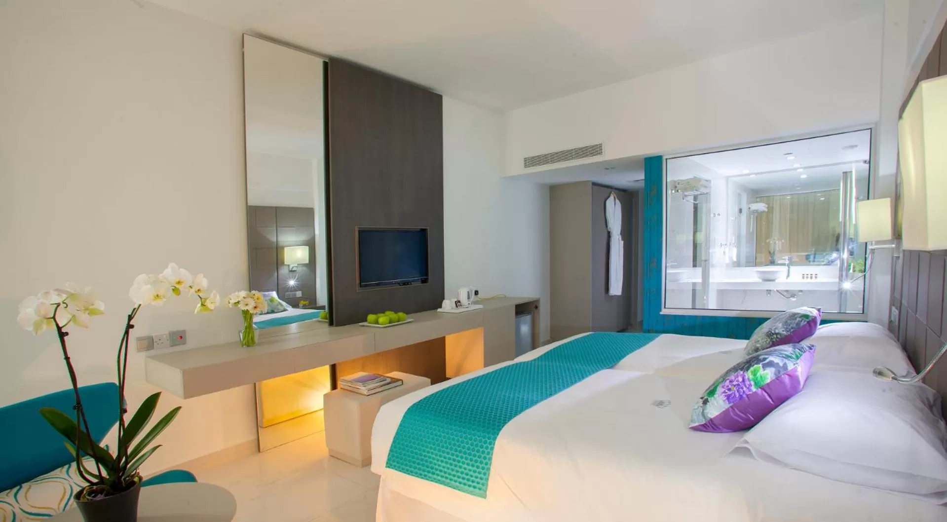 Bed in King Evelthon Beach Hotel & Resort