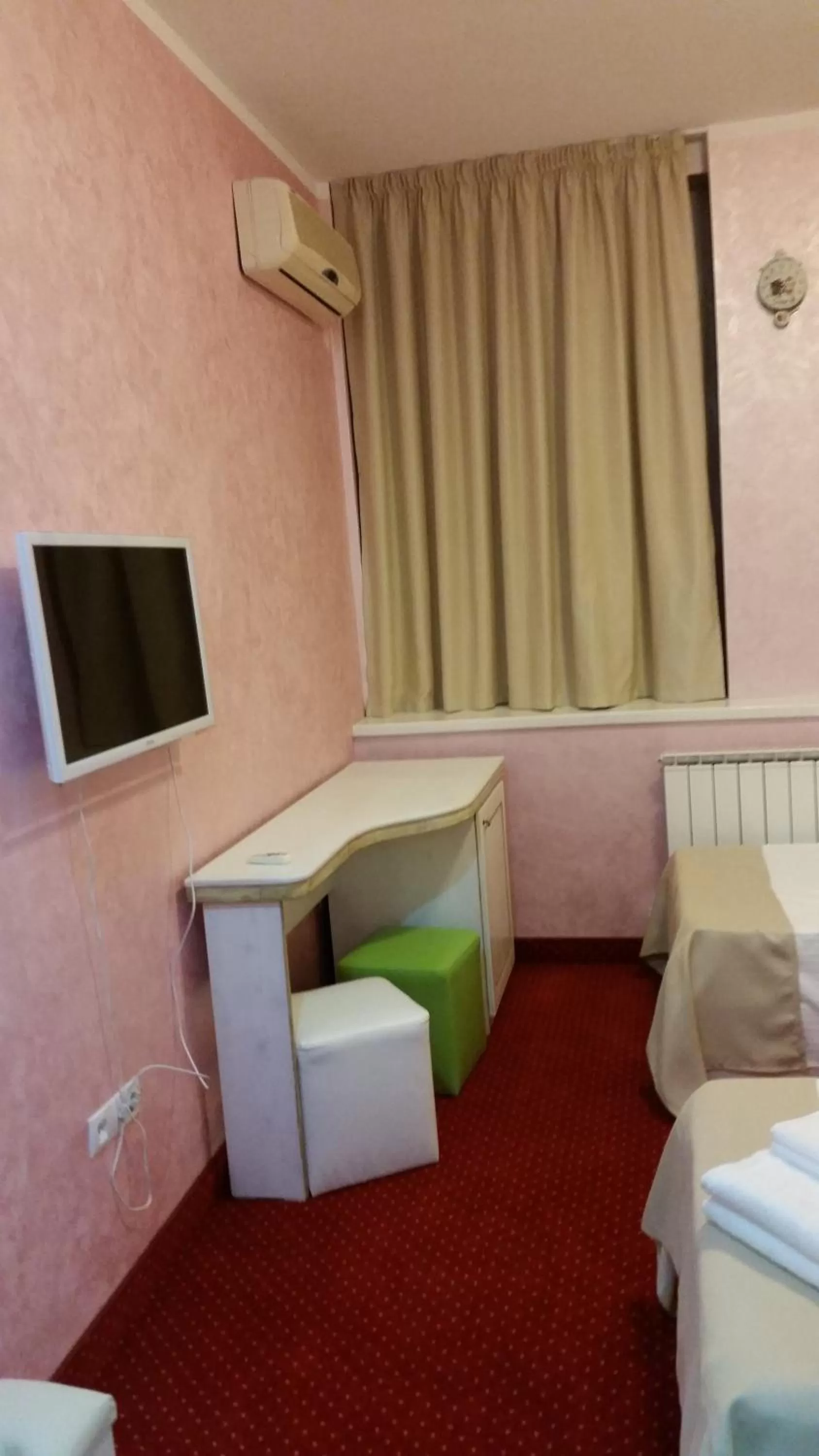 Photo of the whole room, TV/Entertainment Center in Hamlet Hotel