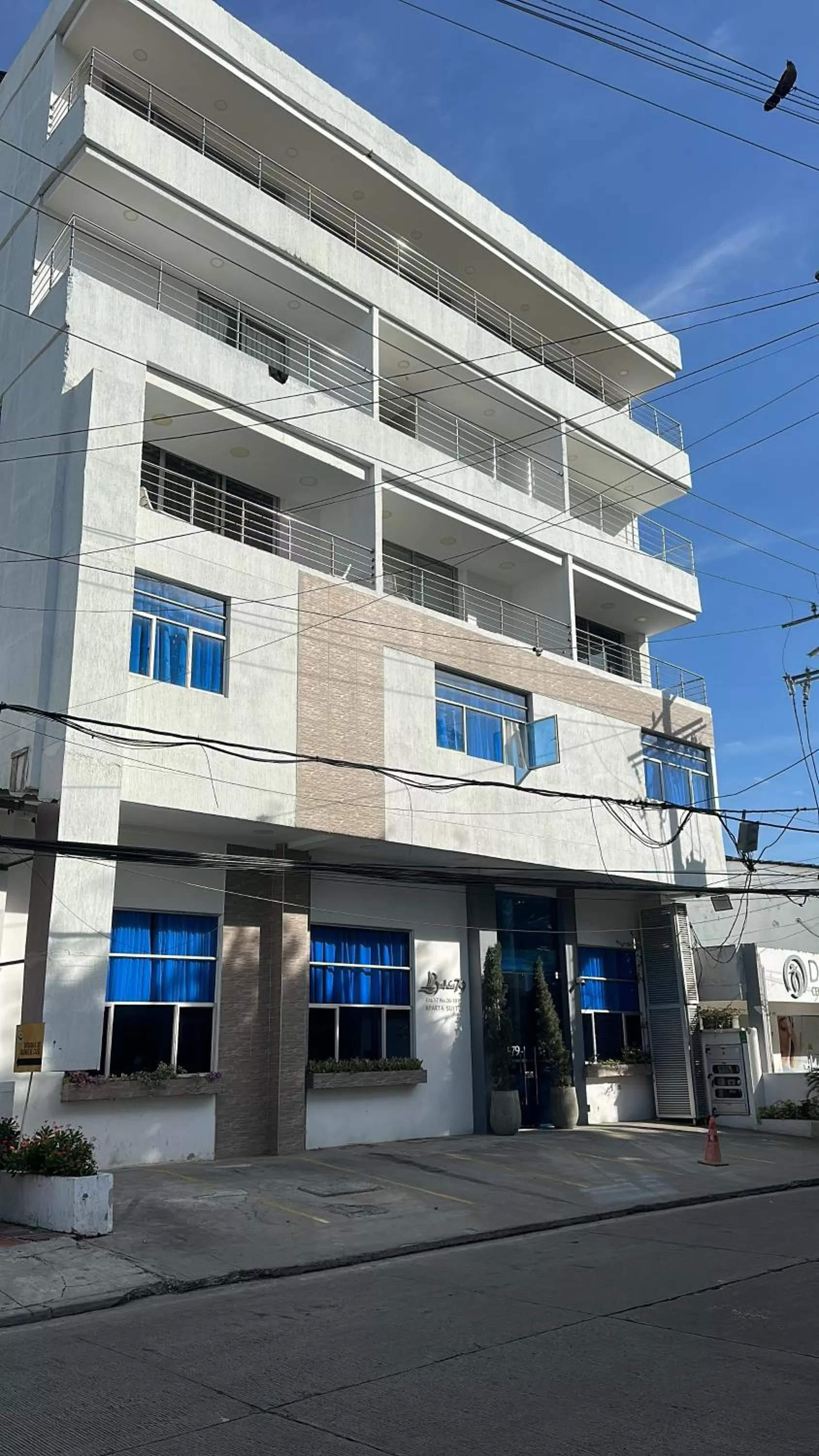 Property Building in Bahia 79 Apartasuites Cerca al Centro