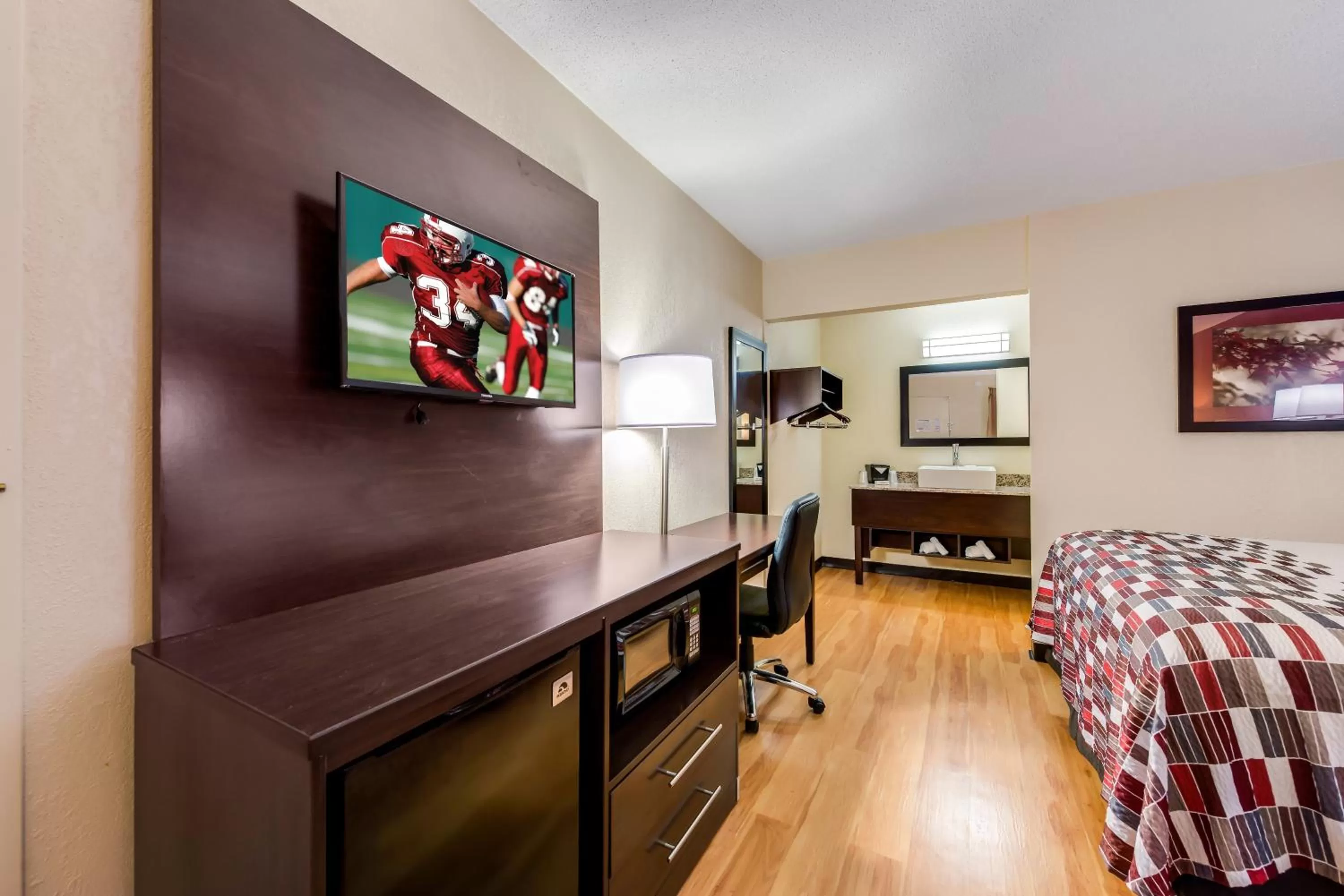 Photo of the whole room, Bed in Red Roof Inn Marion, IN