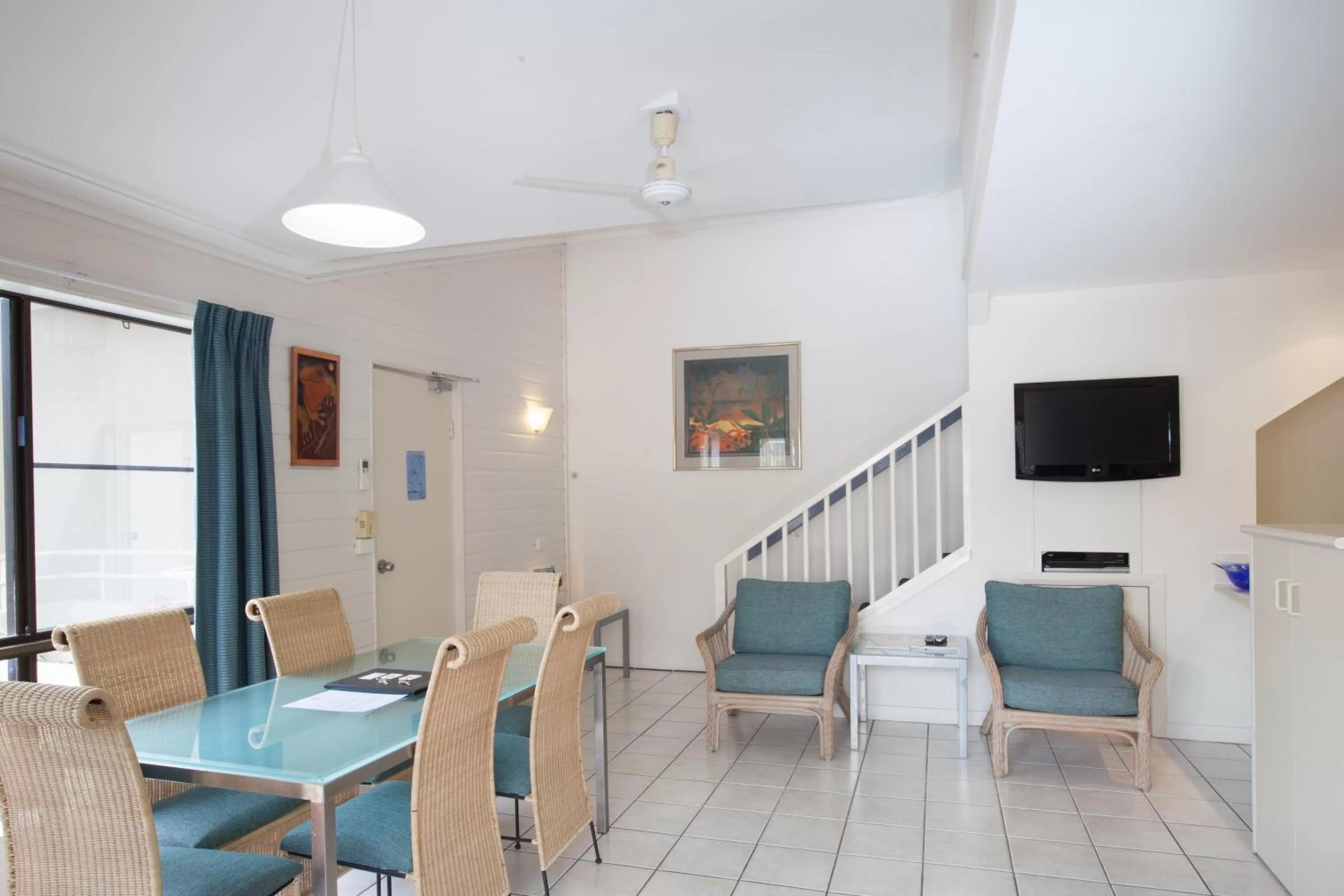 Dining area in Driftwood Mantaray - Official Onsite Reception and Check In
