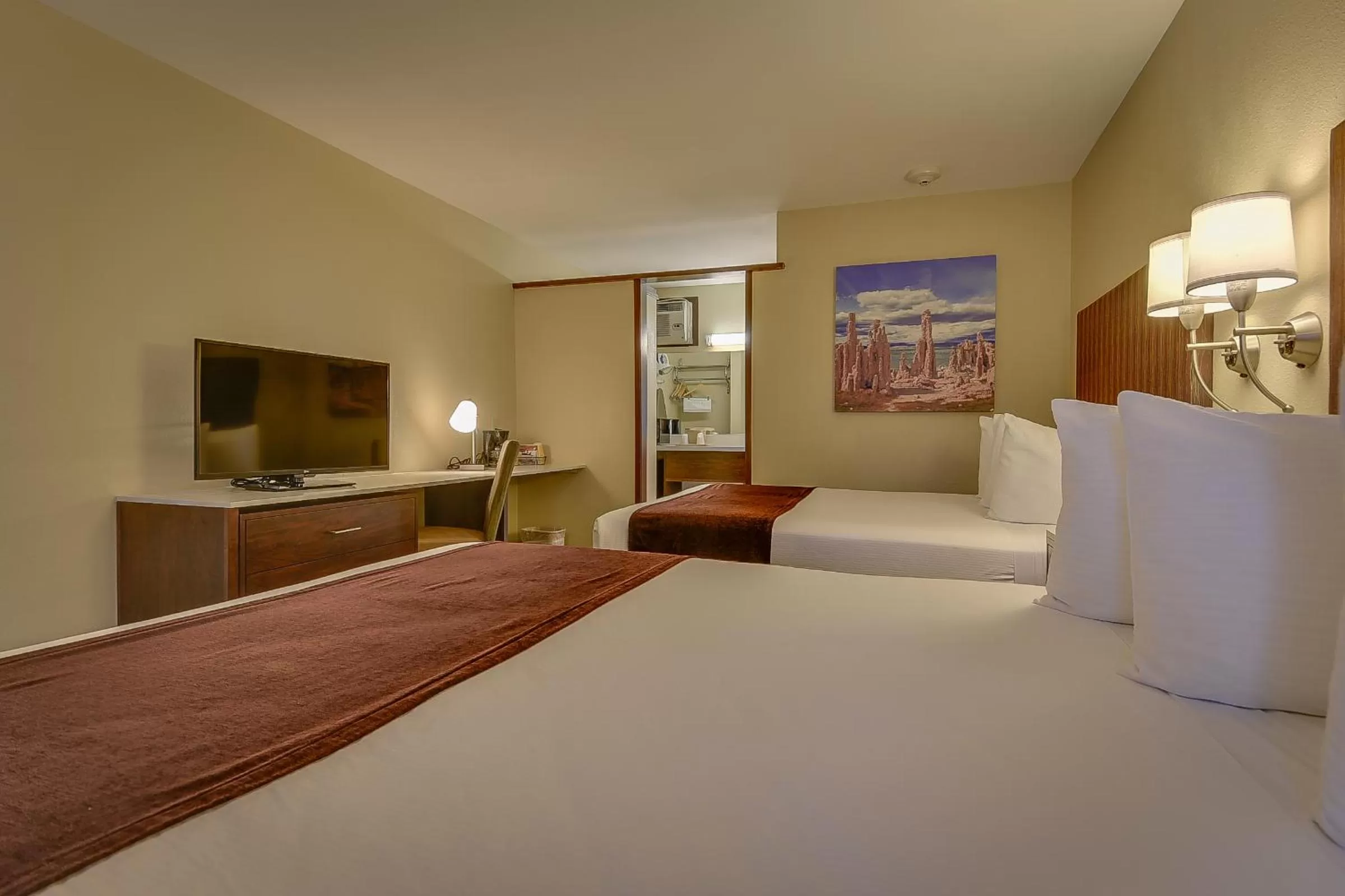 Photo of the whole room, Bed in Vagabond Inn Bishop