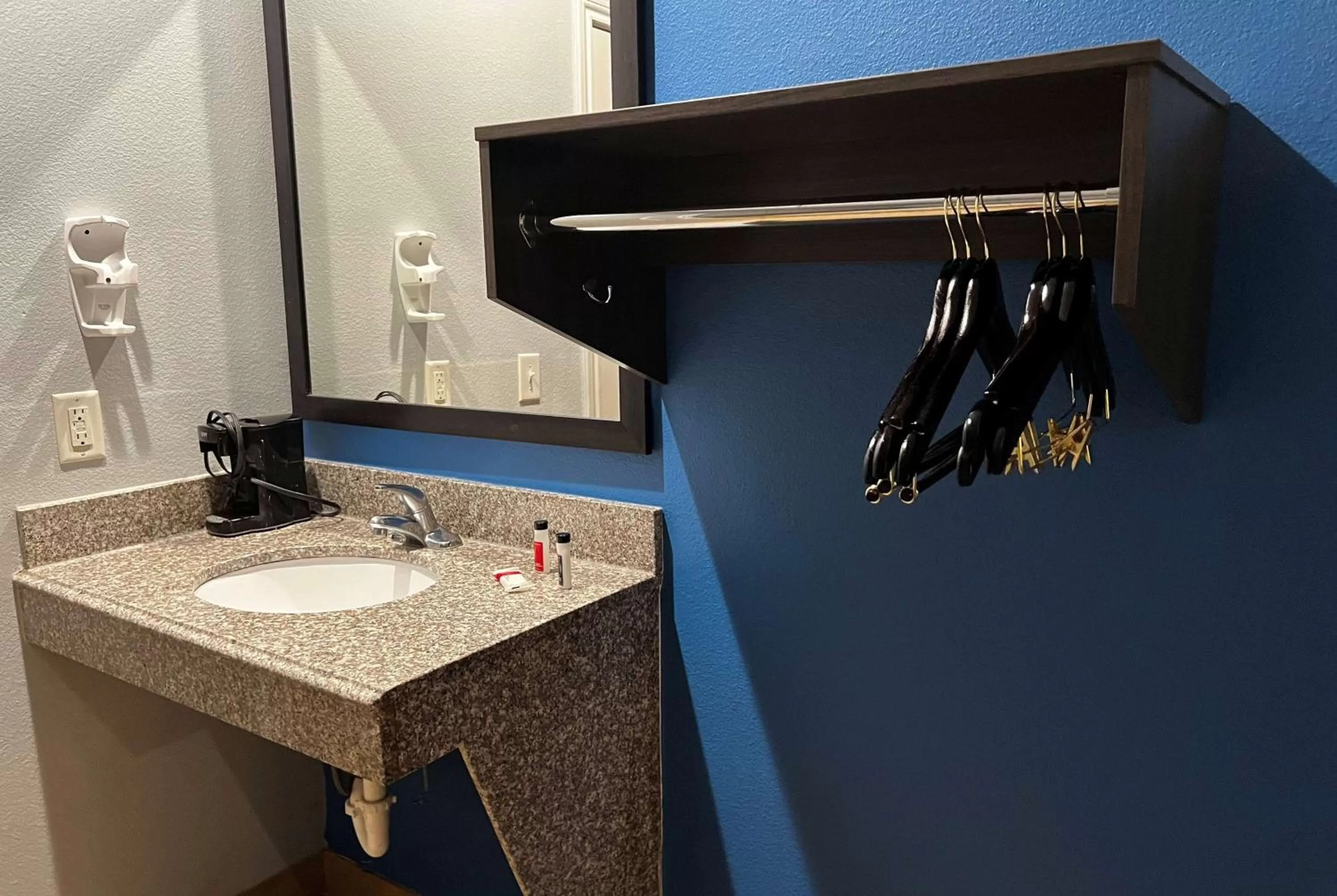 TV and multimedia in Super 8 by Wyndham Houston North I-45