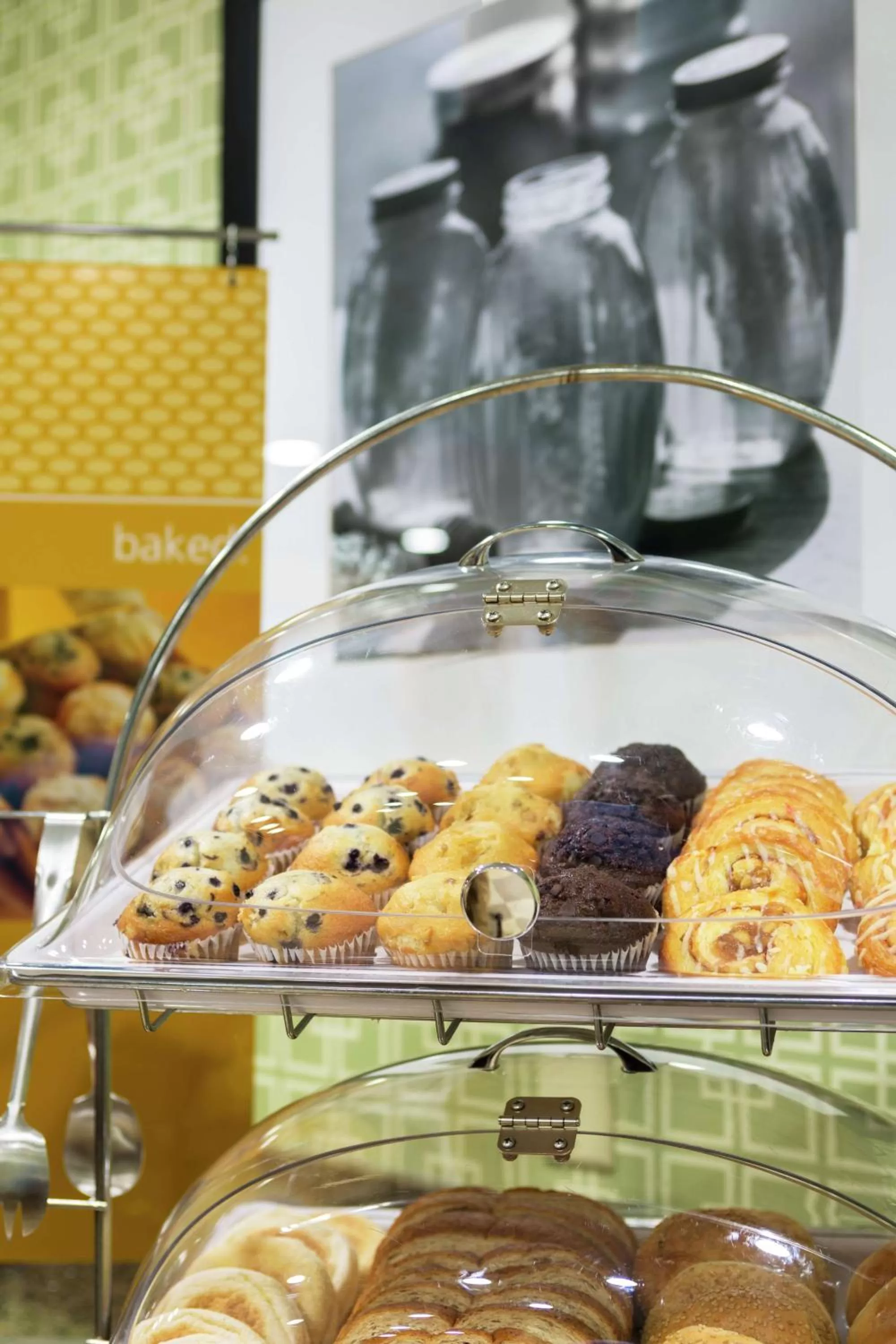 Dining area in Hampton Inn and Suites Asheville Airport