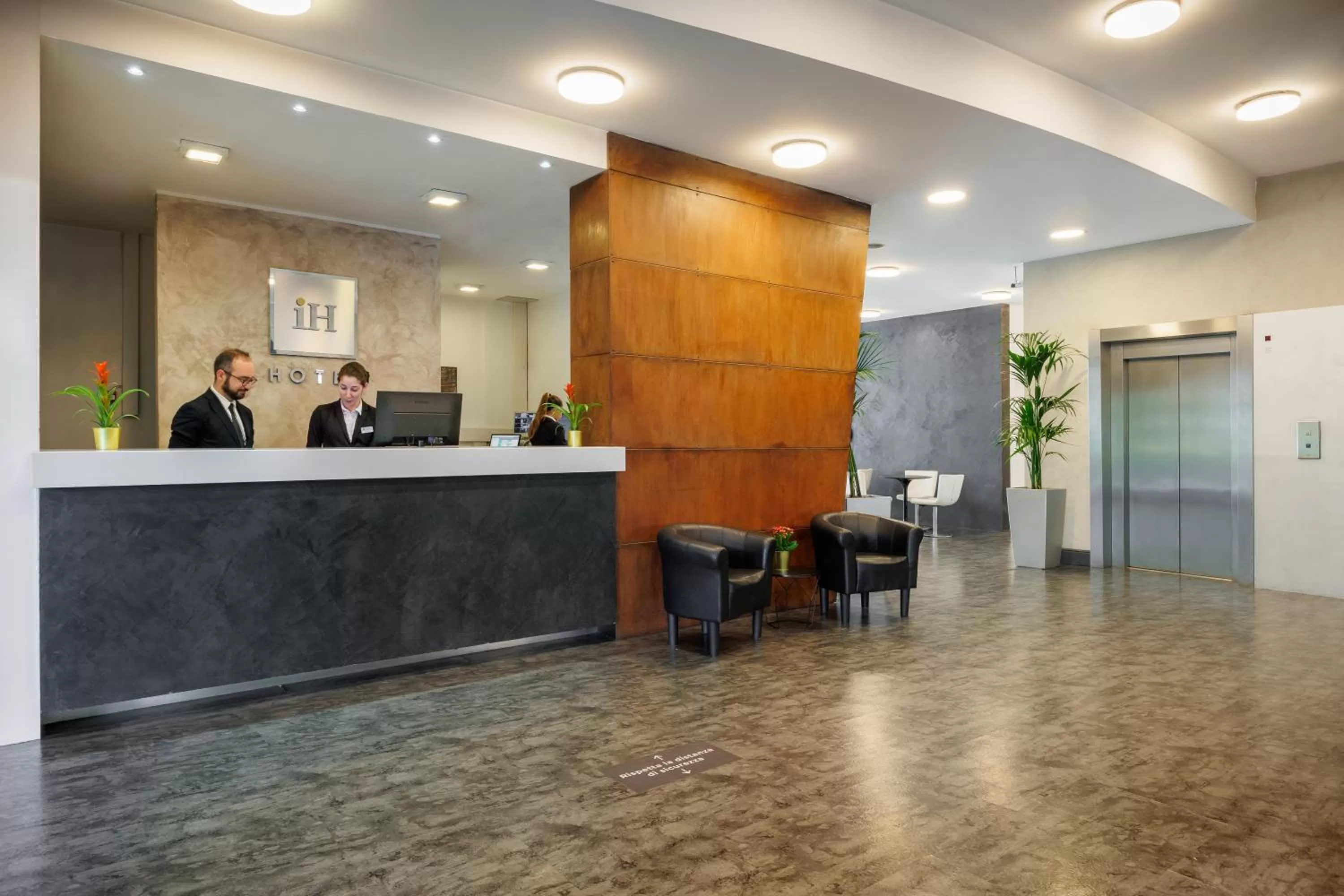 Lobby or reception in iH Hotels Milano Lorenteggio