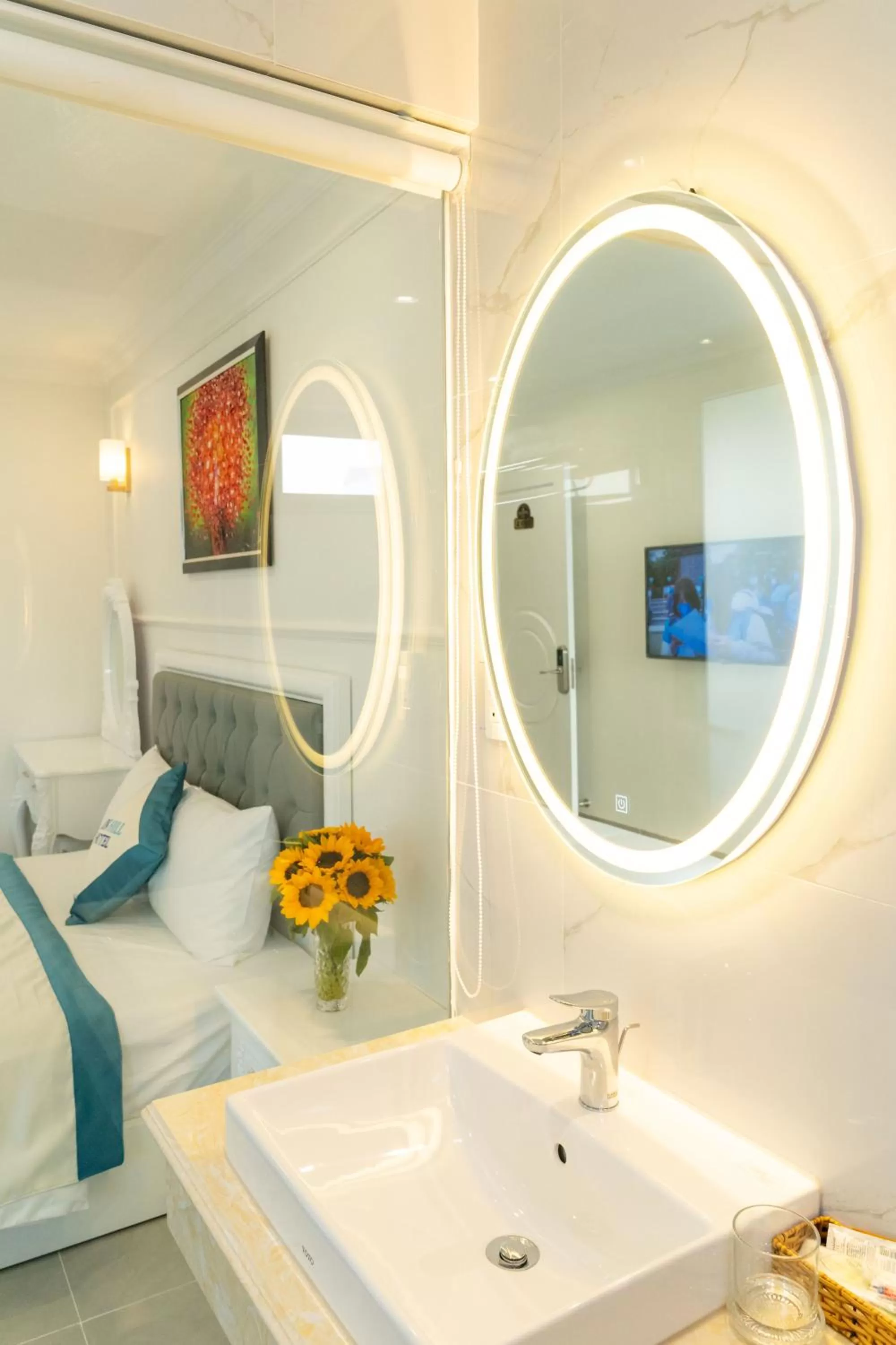 Bathroom, Bed in Sun Hill Hotel