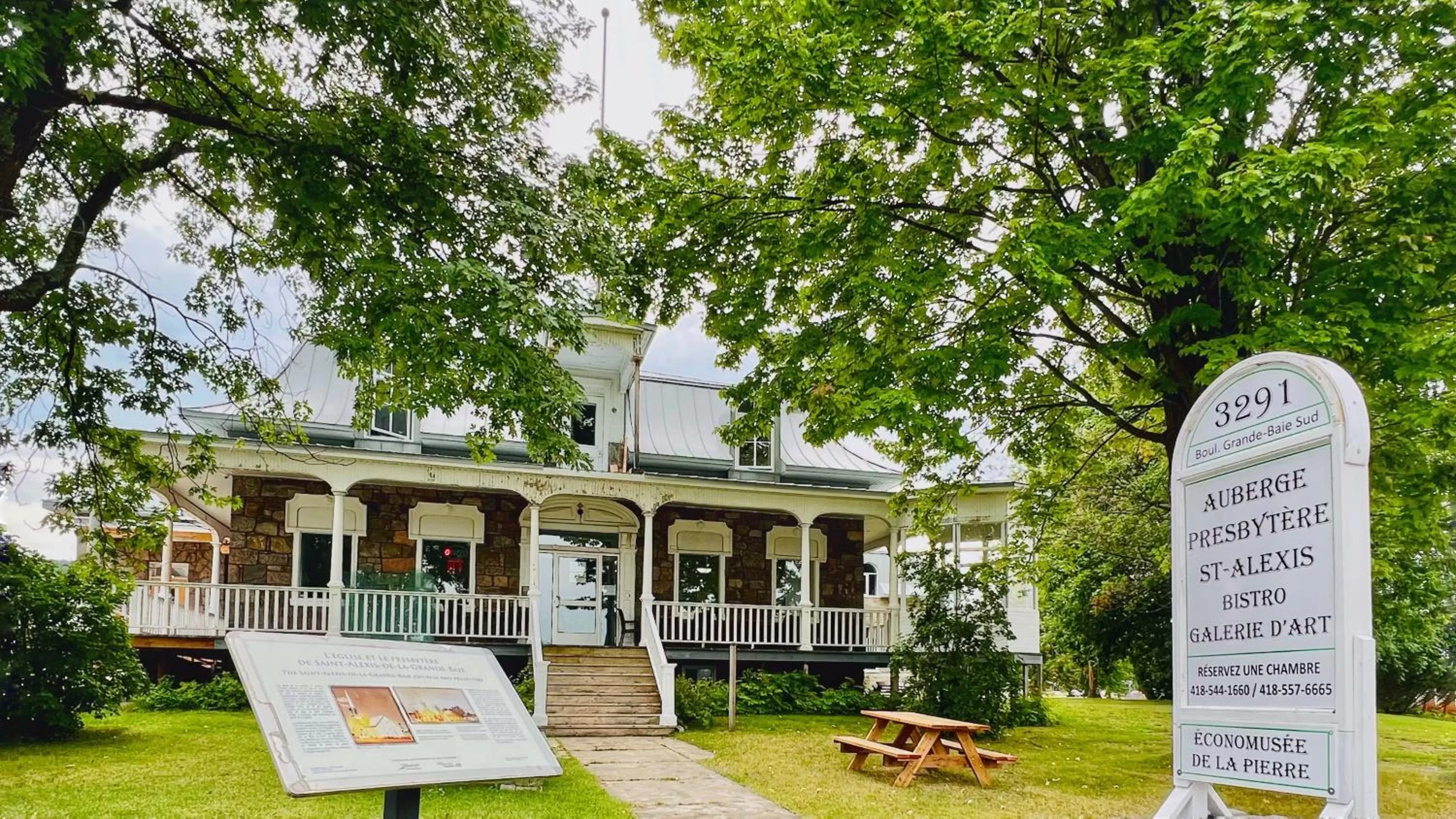 Property building in Auberge Le St-Alexis
