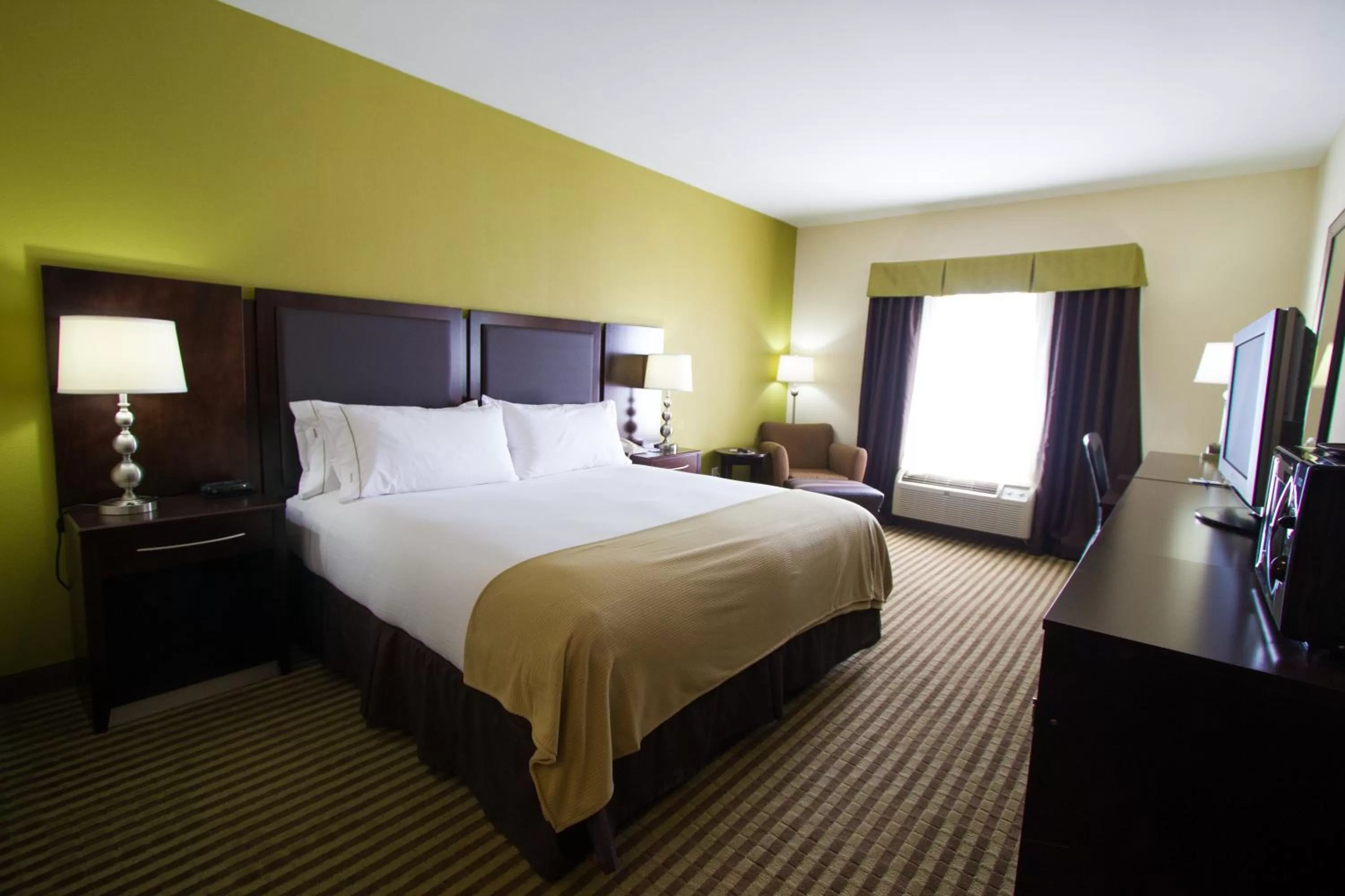 Photo of the whole room, Bed in Holiday Inn Express Hotel & Suites Nacogdoches by IHG