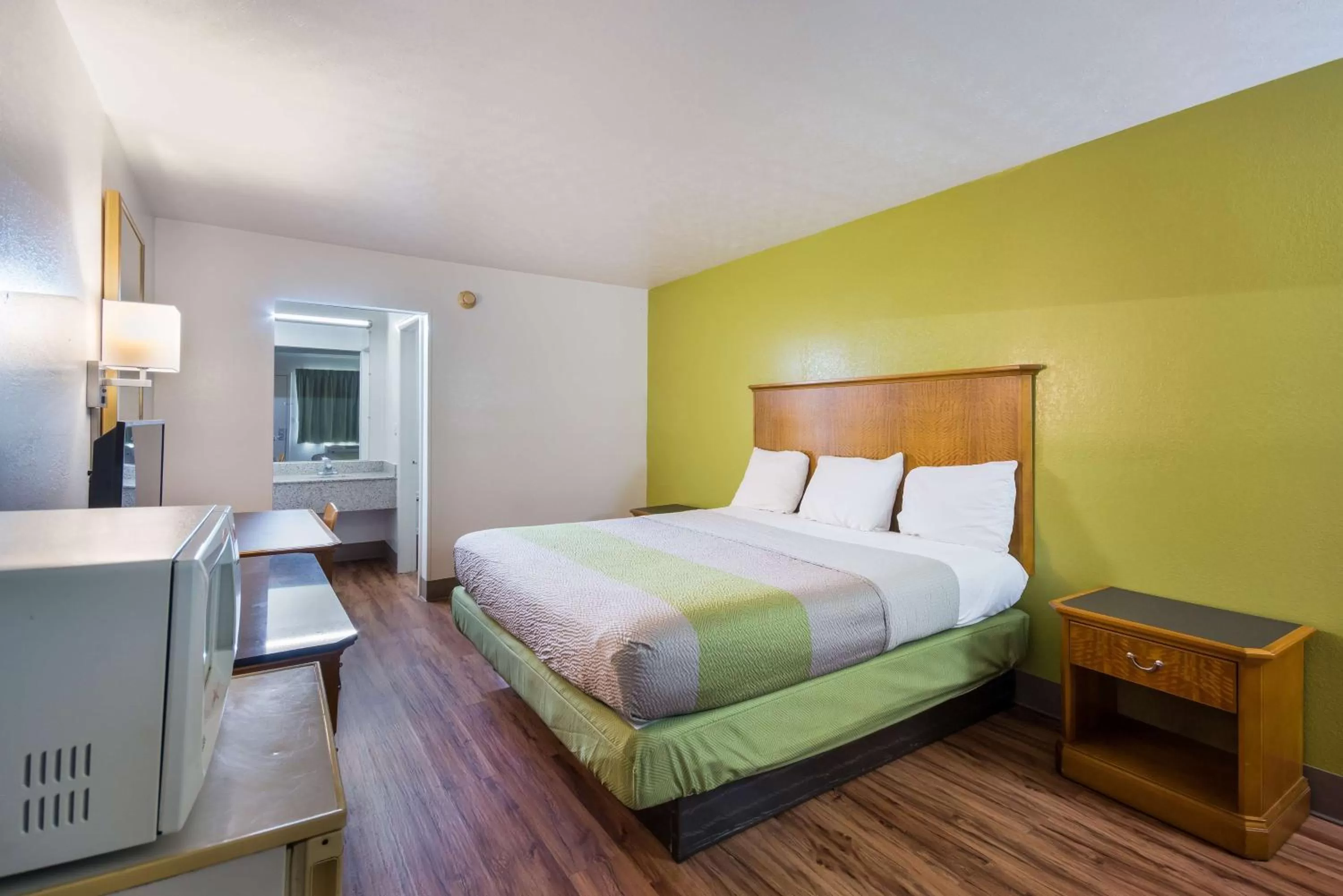 TV and multimedia, Bed in Motel 6-Parkersburg, WV