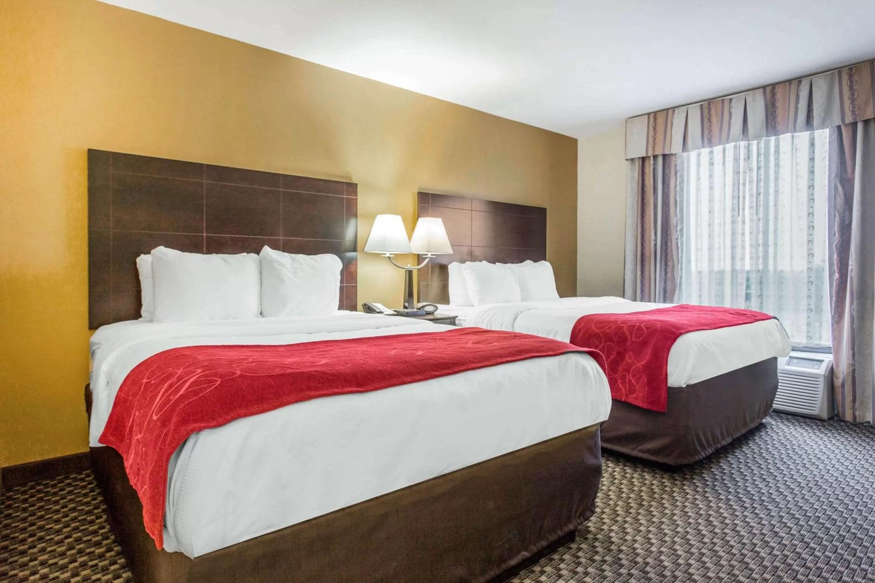 Photo of the whole room, Bed in Comfort Suites Clinton near Presbyterian College