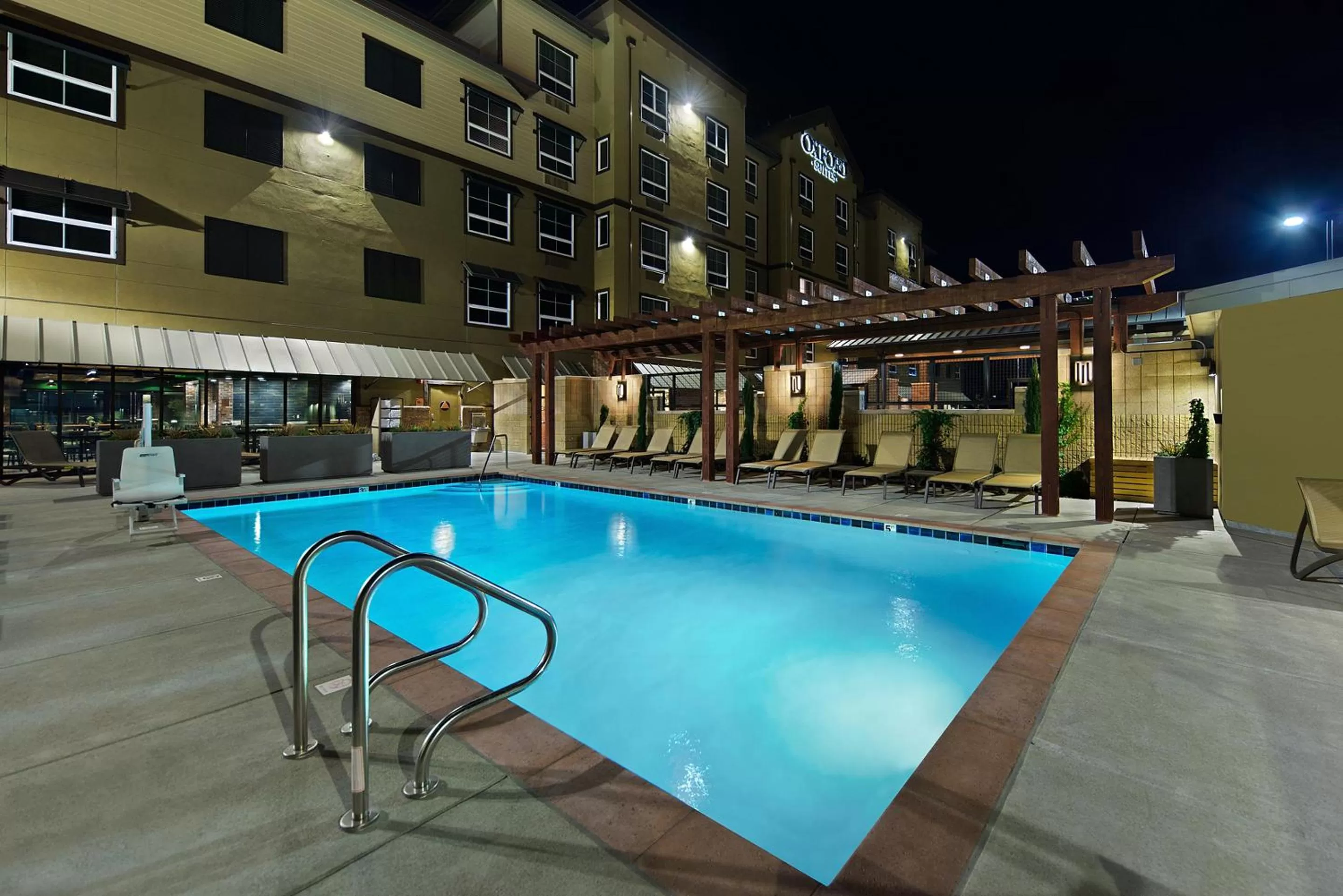 Swimming pool in Oxford Suites Paso Robles