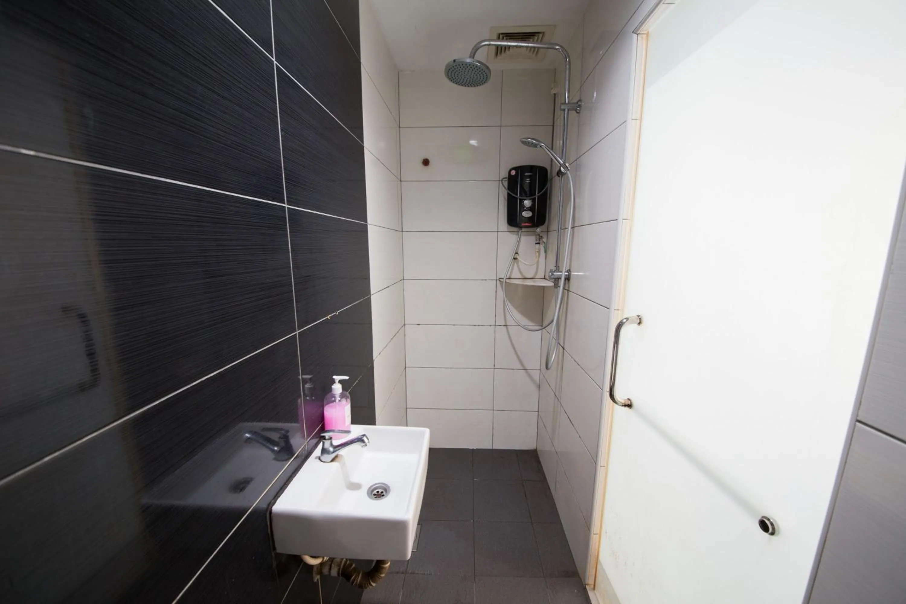 Bathroom in Golden Pearl Hotel Near Universiti Tun Hussein Onn Malaysia UTHM