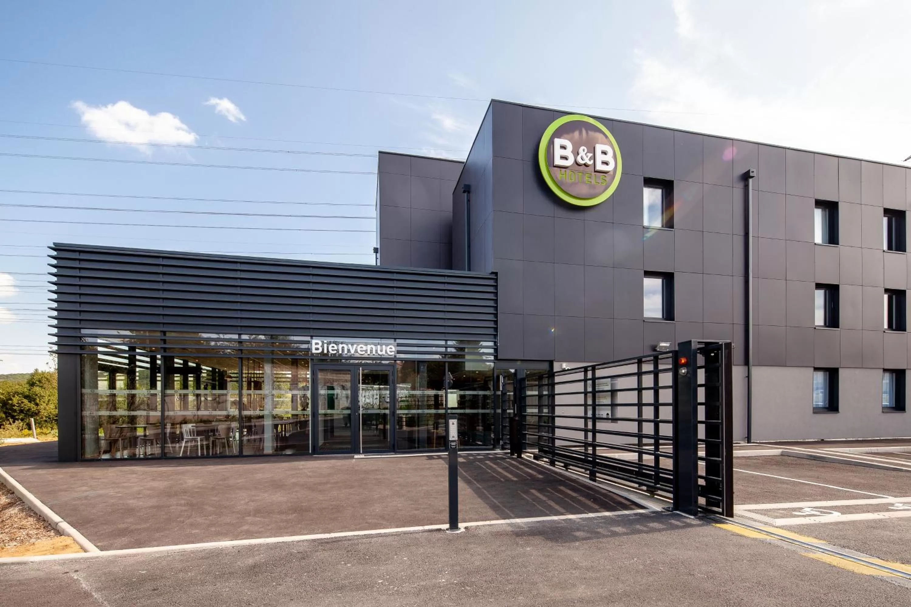 Facade/entrance in B&B HOTEL Igny Palaiseau