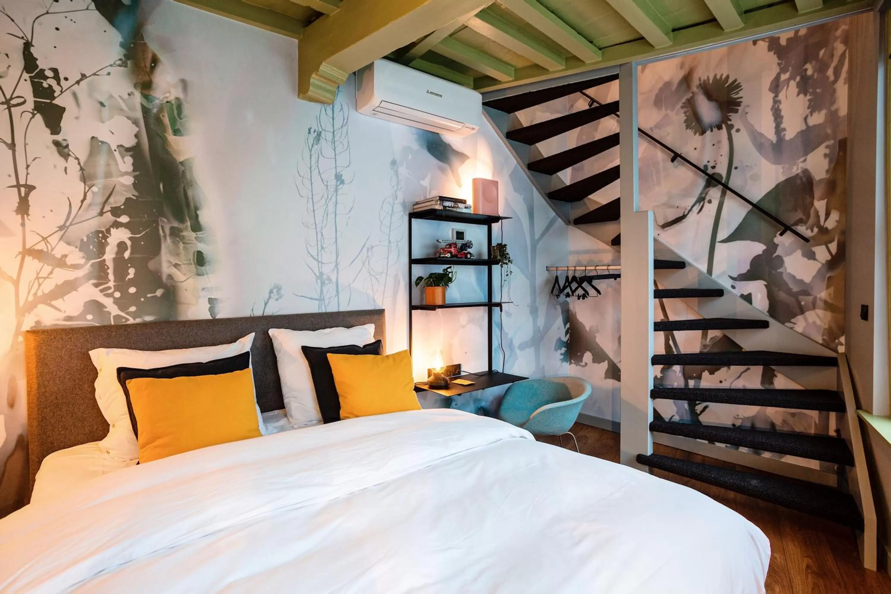 Photo of the whole room, Bed in Daen’s Greenhouse