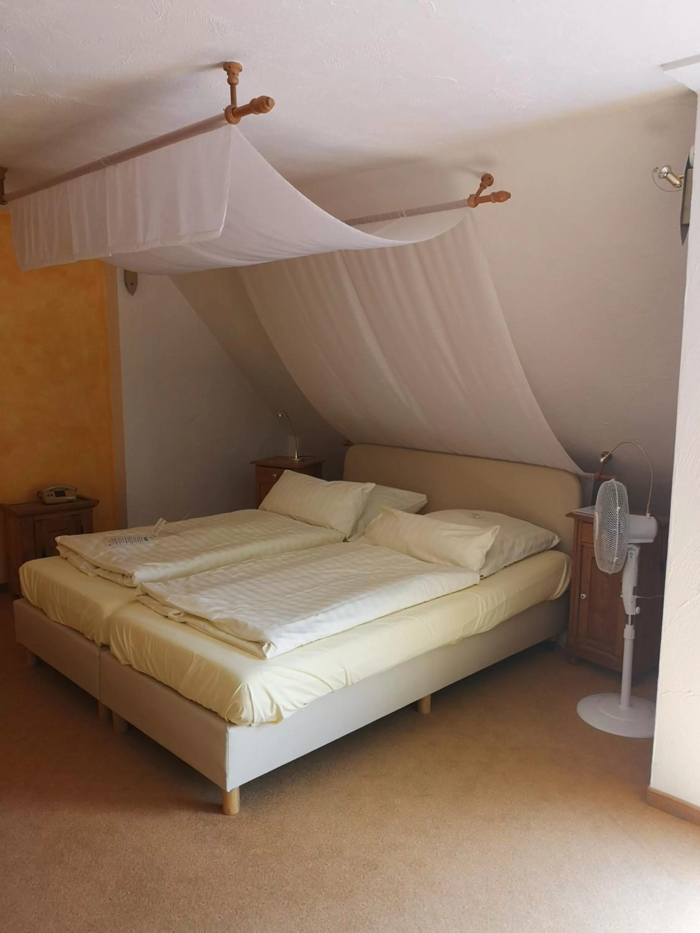 Bed in Hotel Goldflair am Rathaus