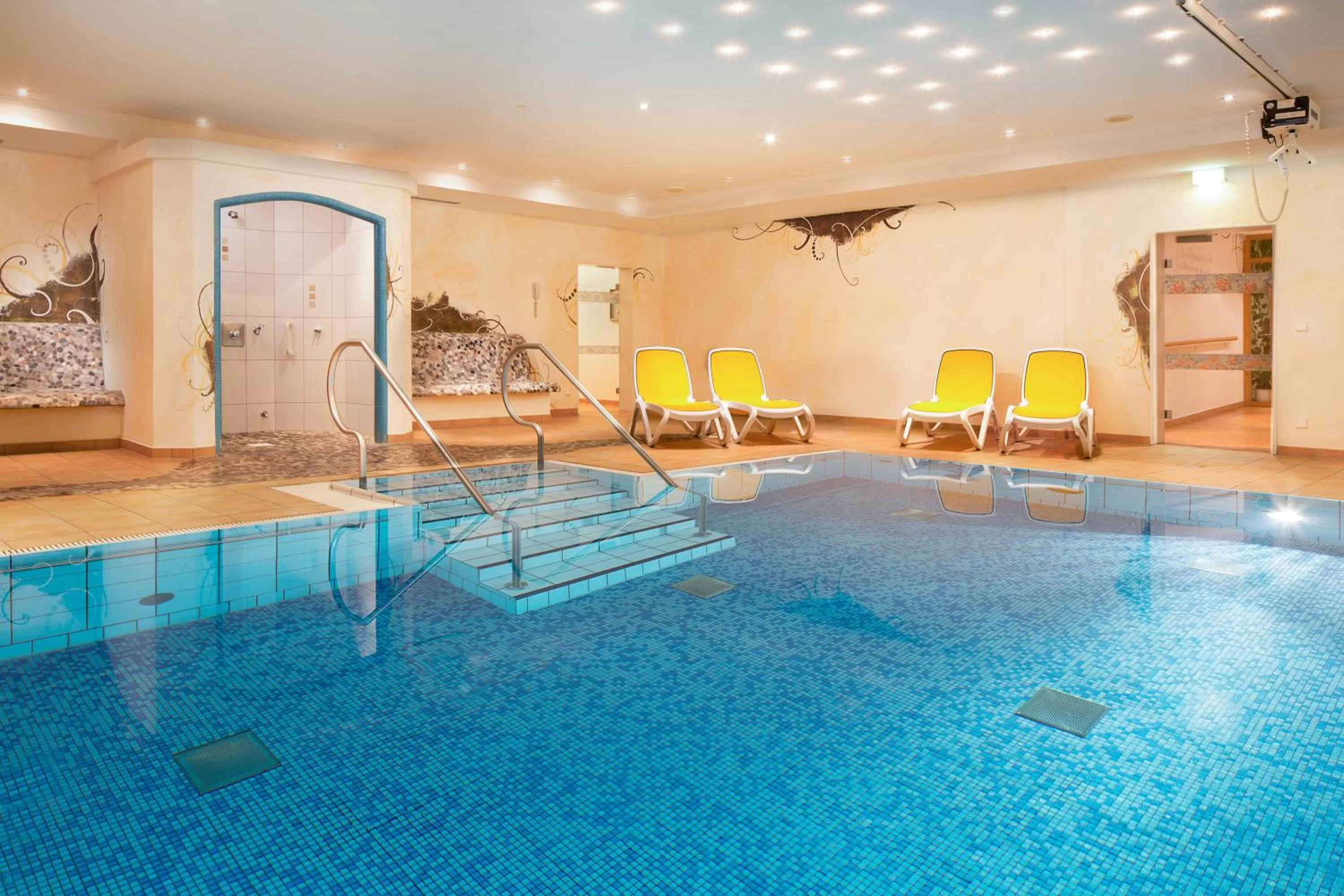 Spa and wellness centre/facilities, Swimming Pool in Familien- und Wellnesshotel "Viktoria"