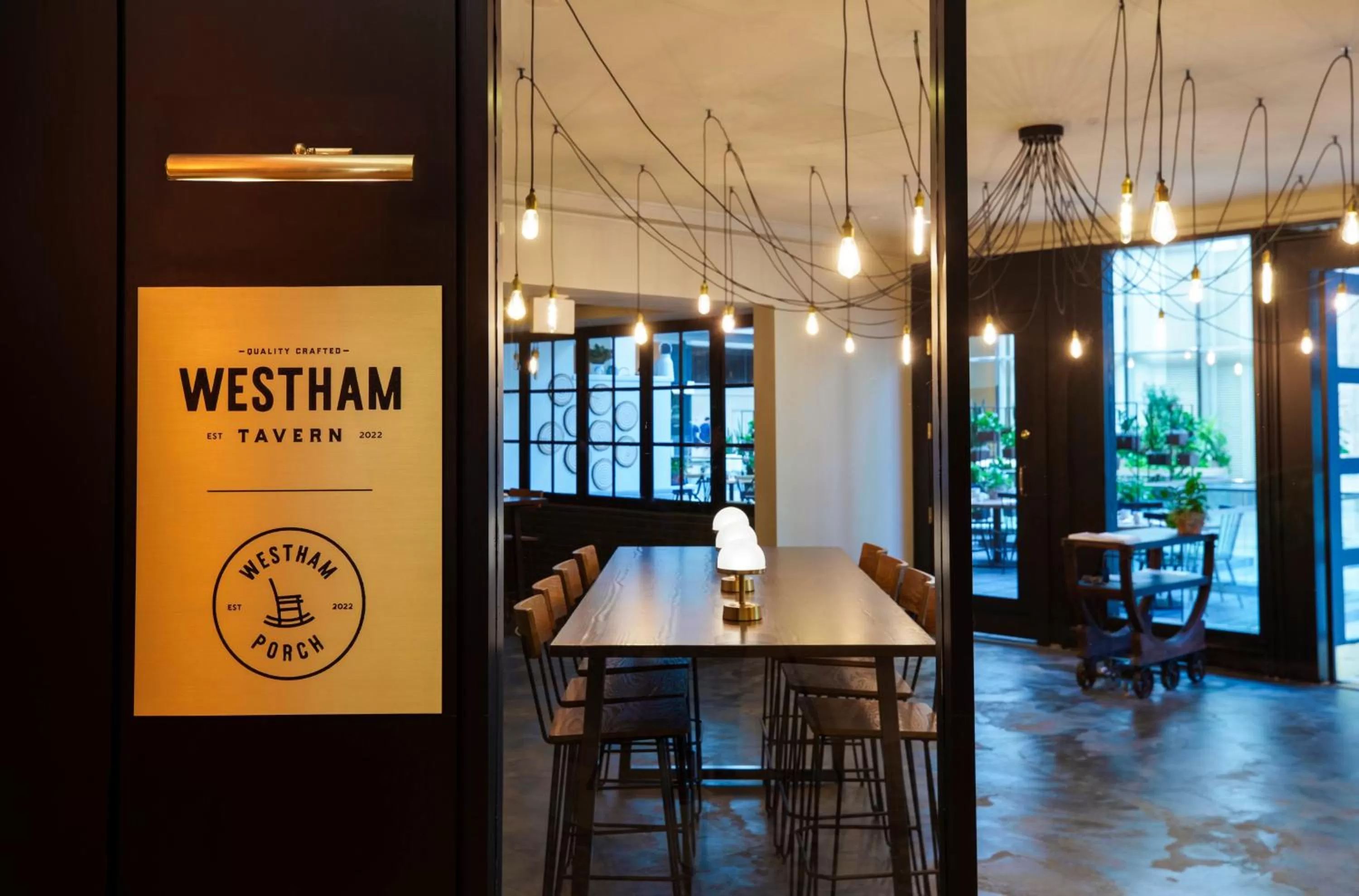 Facade/entrance in Omni Richmond Hotel