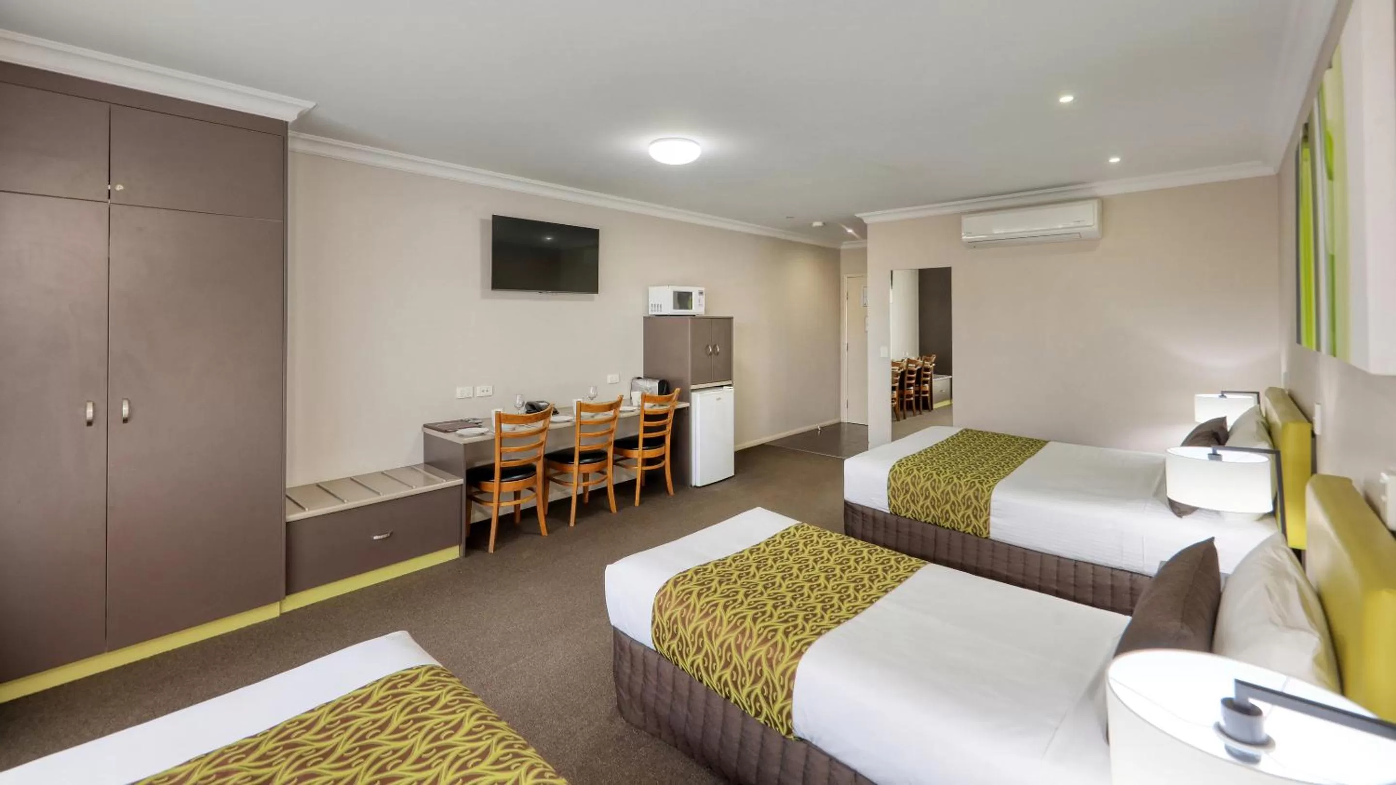 minibar, Bed in Drovers Motor Inn