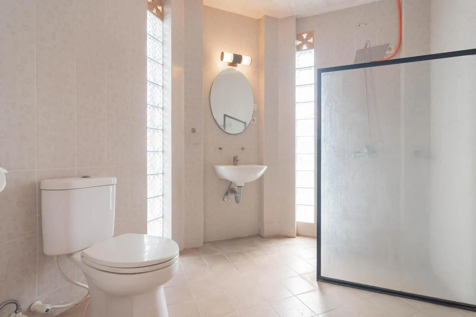 Bathroom in RedDoorz Plus near Dago Pakar